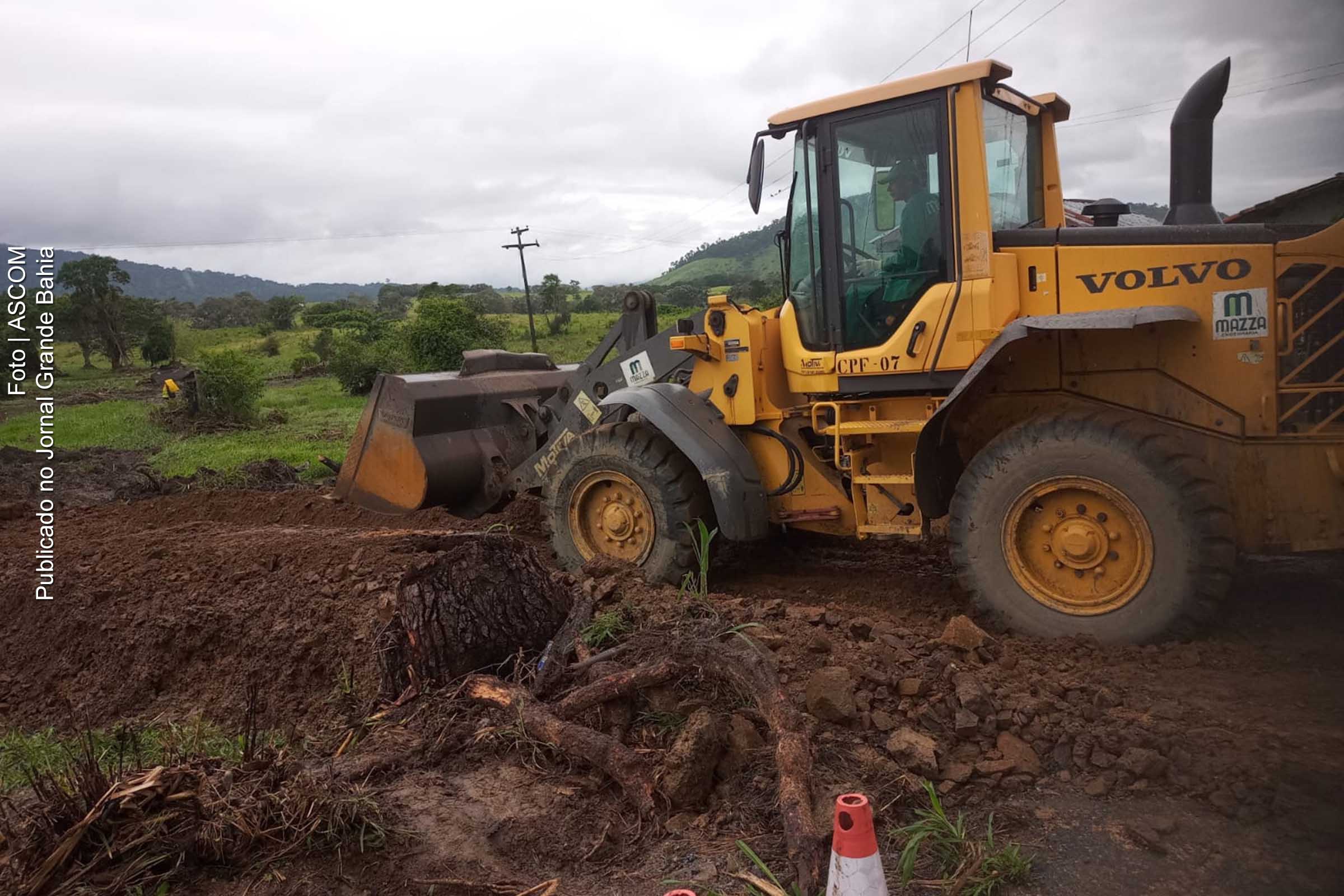 Manutenção de trecho da rodovia entre Itapitanga e Coaraci é realizada pela SEIFRA Bahia.