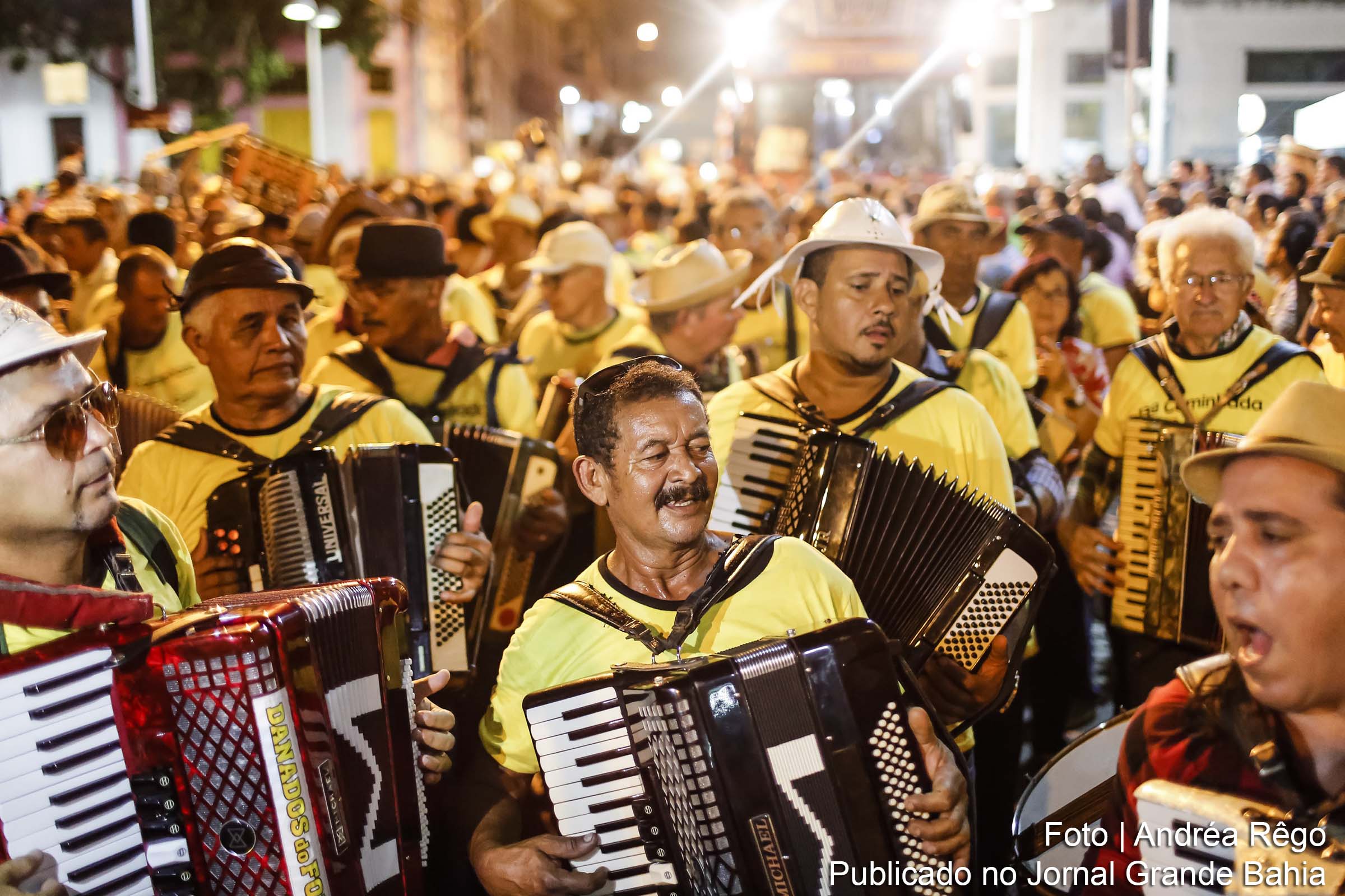 O forró é parte da identidade cultural do Nordeste do Brasil e envolve a música, tradição religiosa e gastronomia.