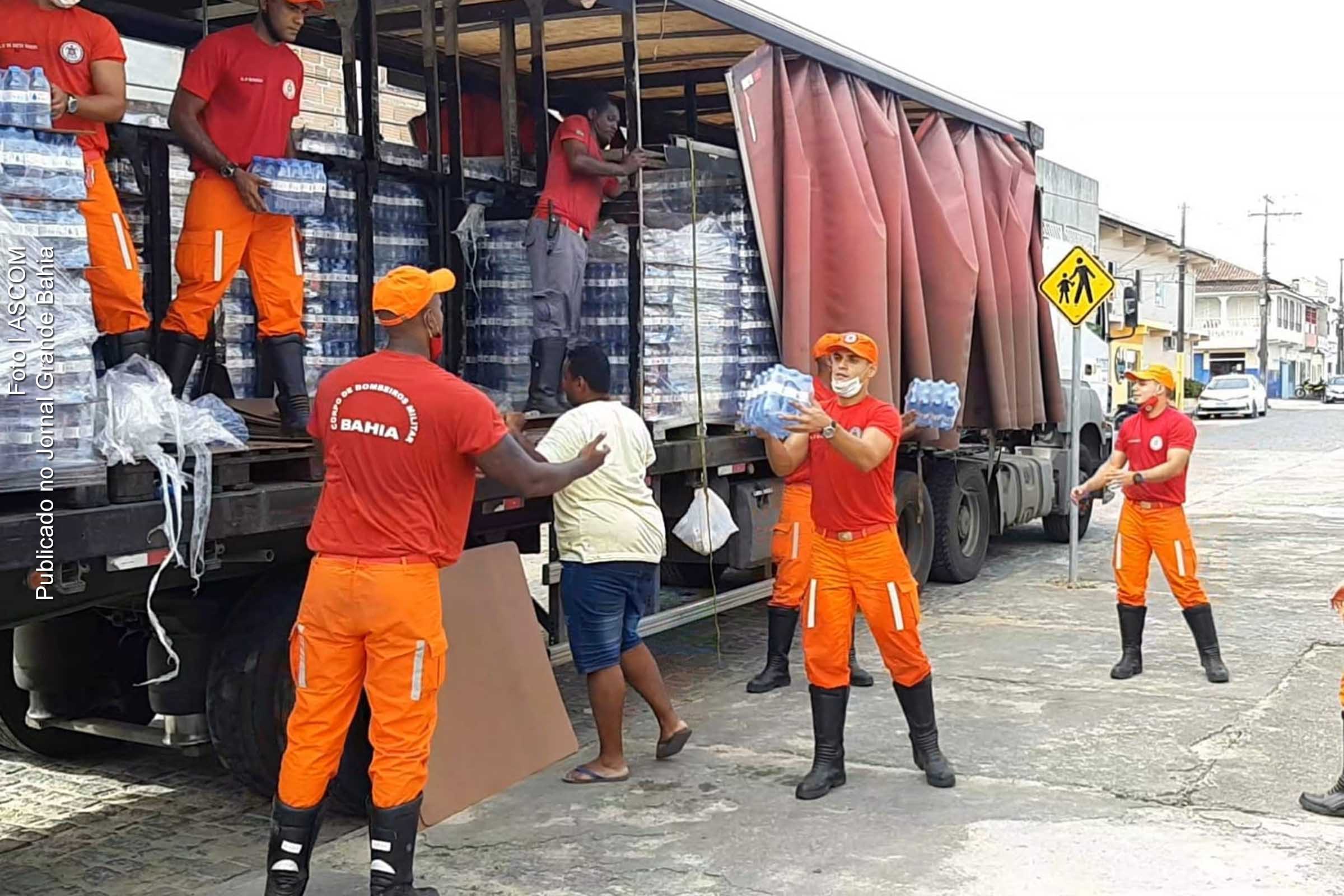 Membros do Corpo de Bombeiros Militar atuam na distribuição de mantimentos para população do sul e extremo sul da Bahia atingida pelas chuvas.
