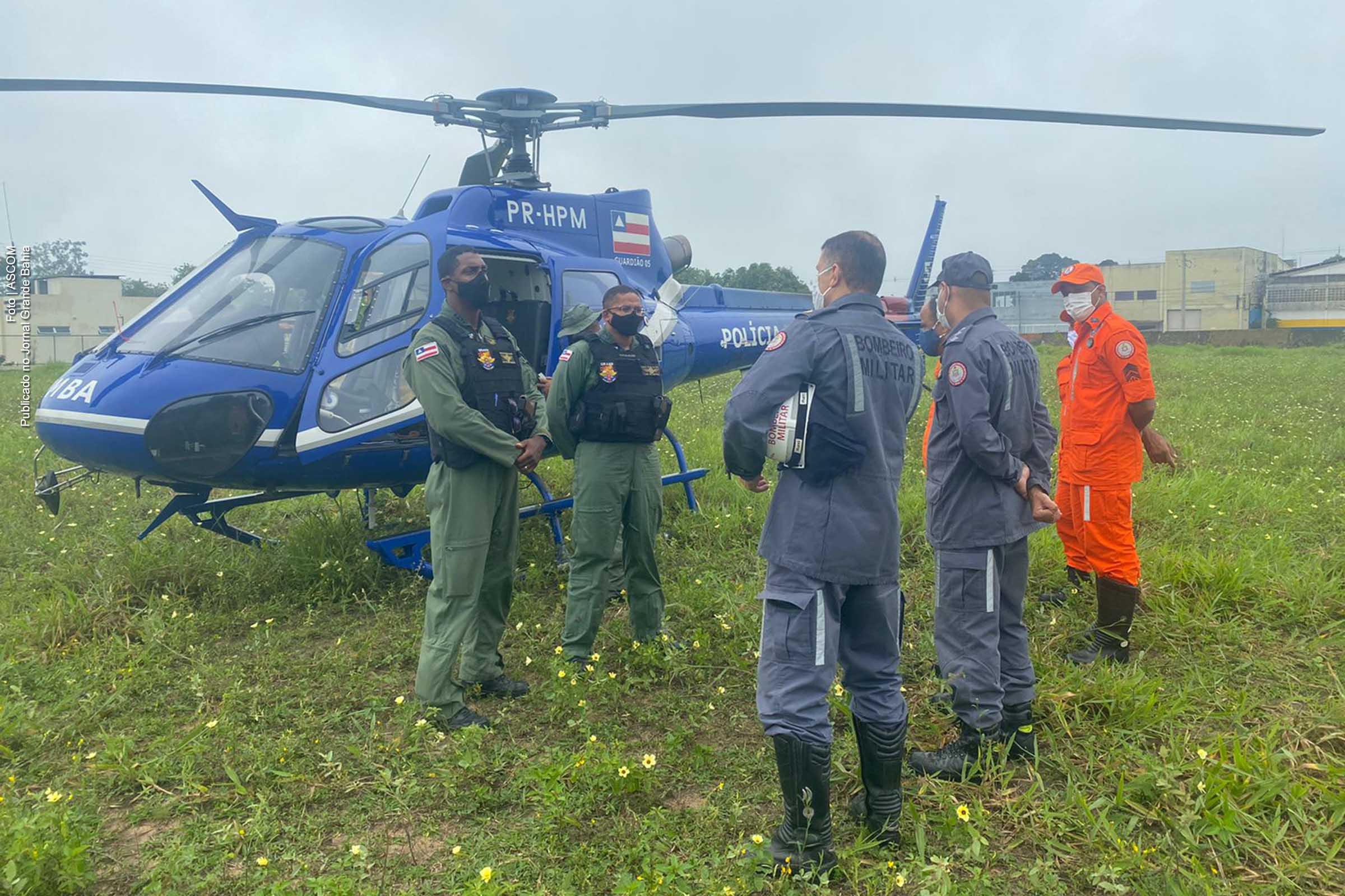 Membros do GRAER participam da força-tarefa em apoio à população atingida por temporais na Bahia.