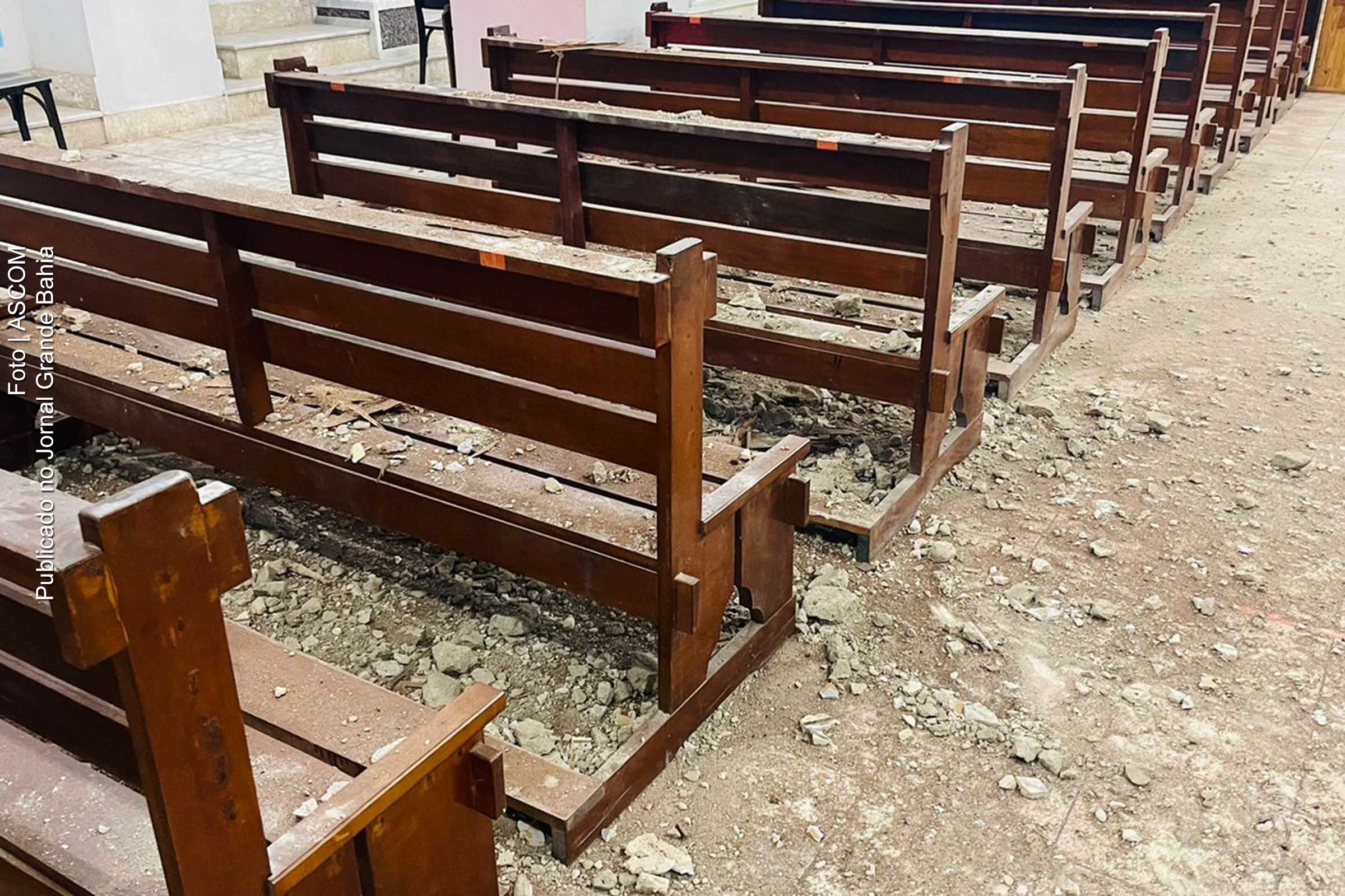 O deputado Alex Lima pede ajuda ao governador para refazer teto de Convento em Esplanada.