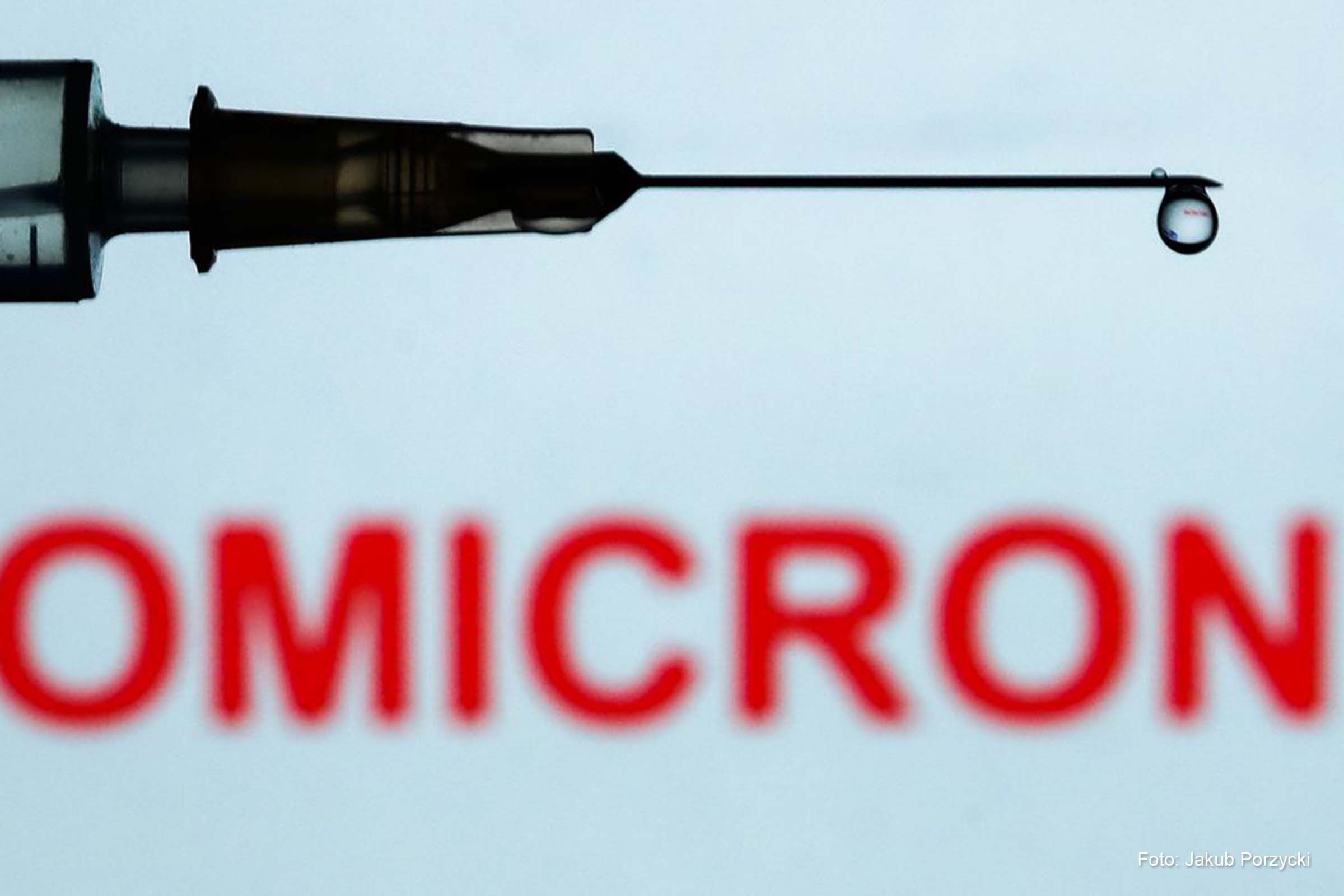 Variante pode deixar pessoas doentes o suficiente para "sobrecarregar" os sistemas de saúde.