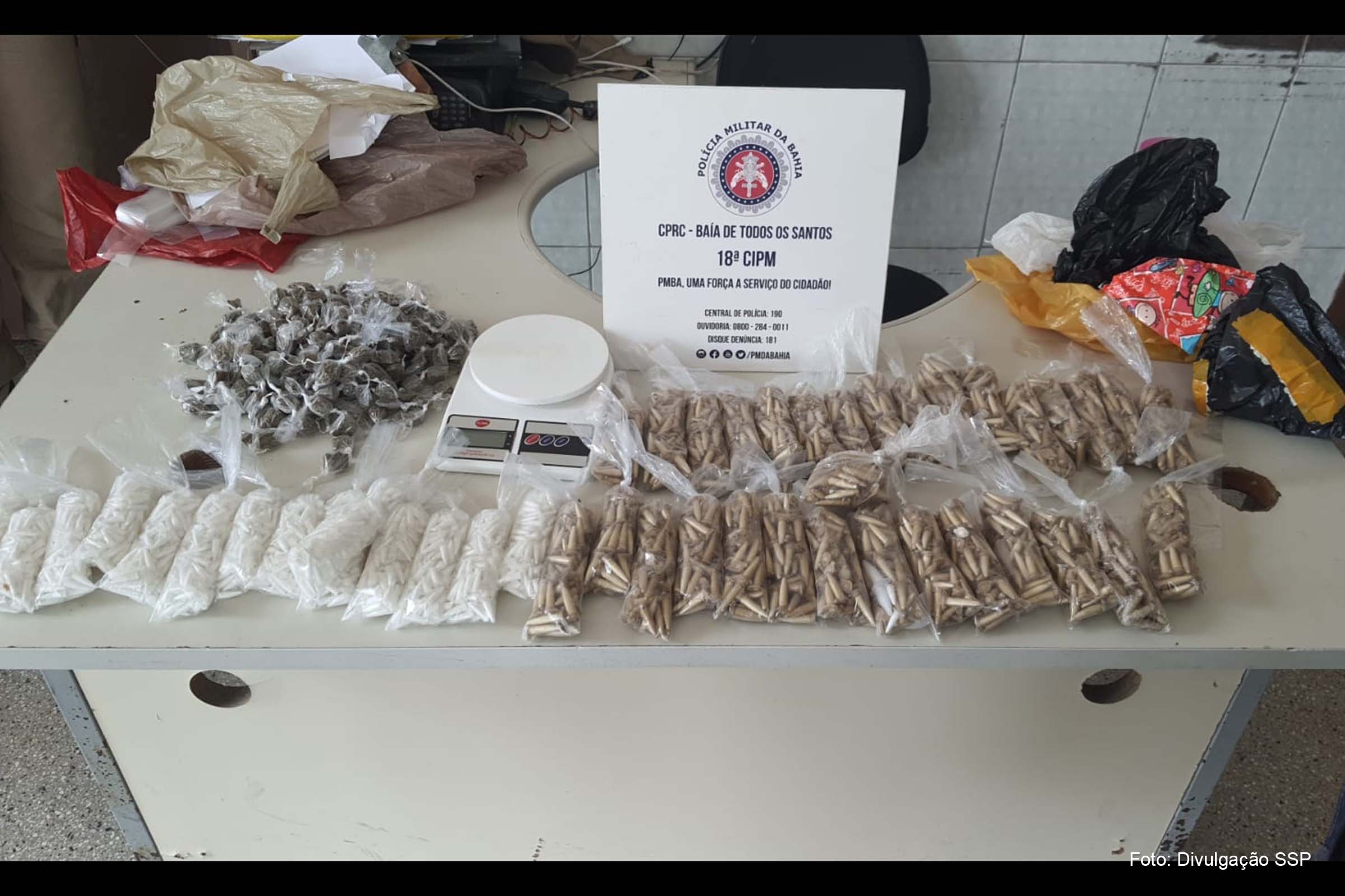 Com os criminosos foram encontrados 3,7 mil pinos de cocaína e 260 trouxas de maconha, um celular e uma balança.