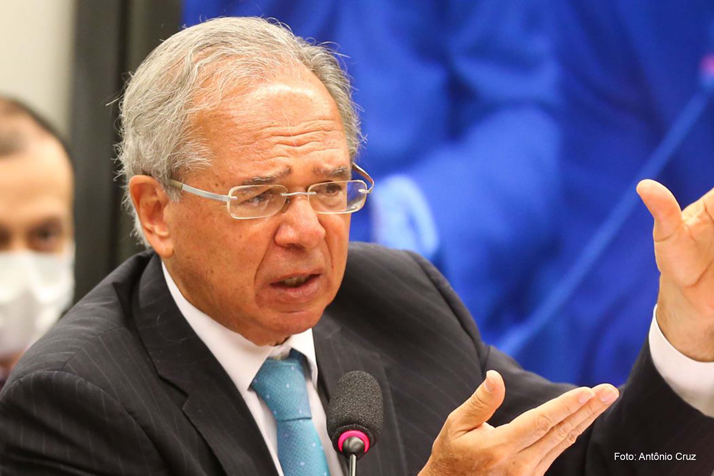 Segundo Guedes, a queda ocorrerá em razão do efeito da alta de juros e do combate à inflação.