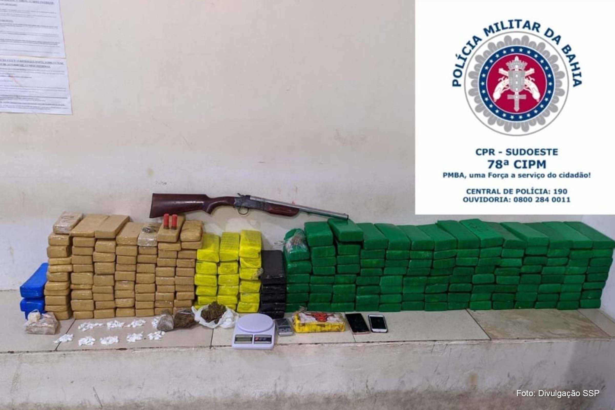 Um casal acabou preso com 204 tabletes da erva, maconha e crack, além de veículos e arma.