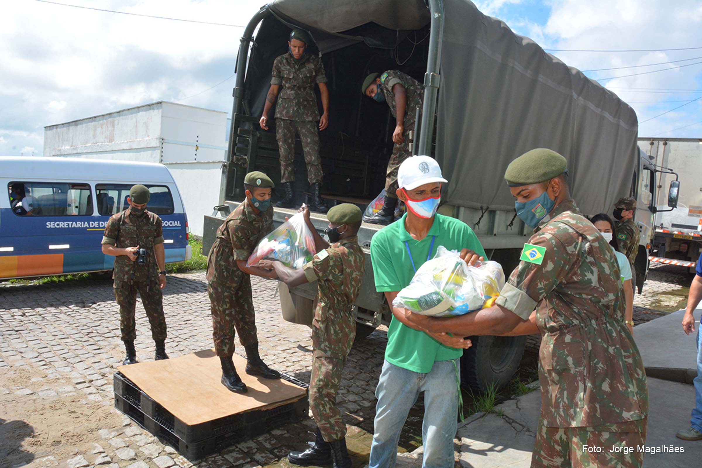 Para realizar a distribuição, o órgão contou com o apoio do 35º Batalhão de Infantaria (35 BI), que disponibilizou dois caminhões e uma caminhonete.
