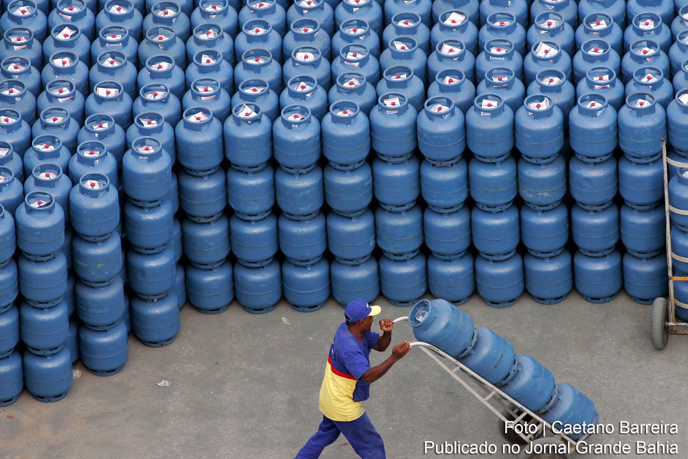 Publicado decreto que regulamenta o Auxílio Gás; Dolarização dos preços dos combustíveis é mantida pelo Governo Bolsonaro