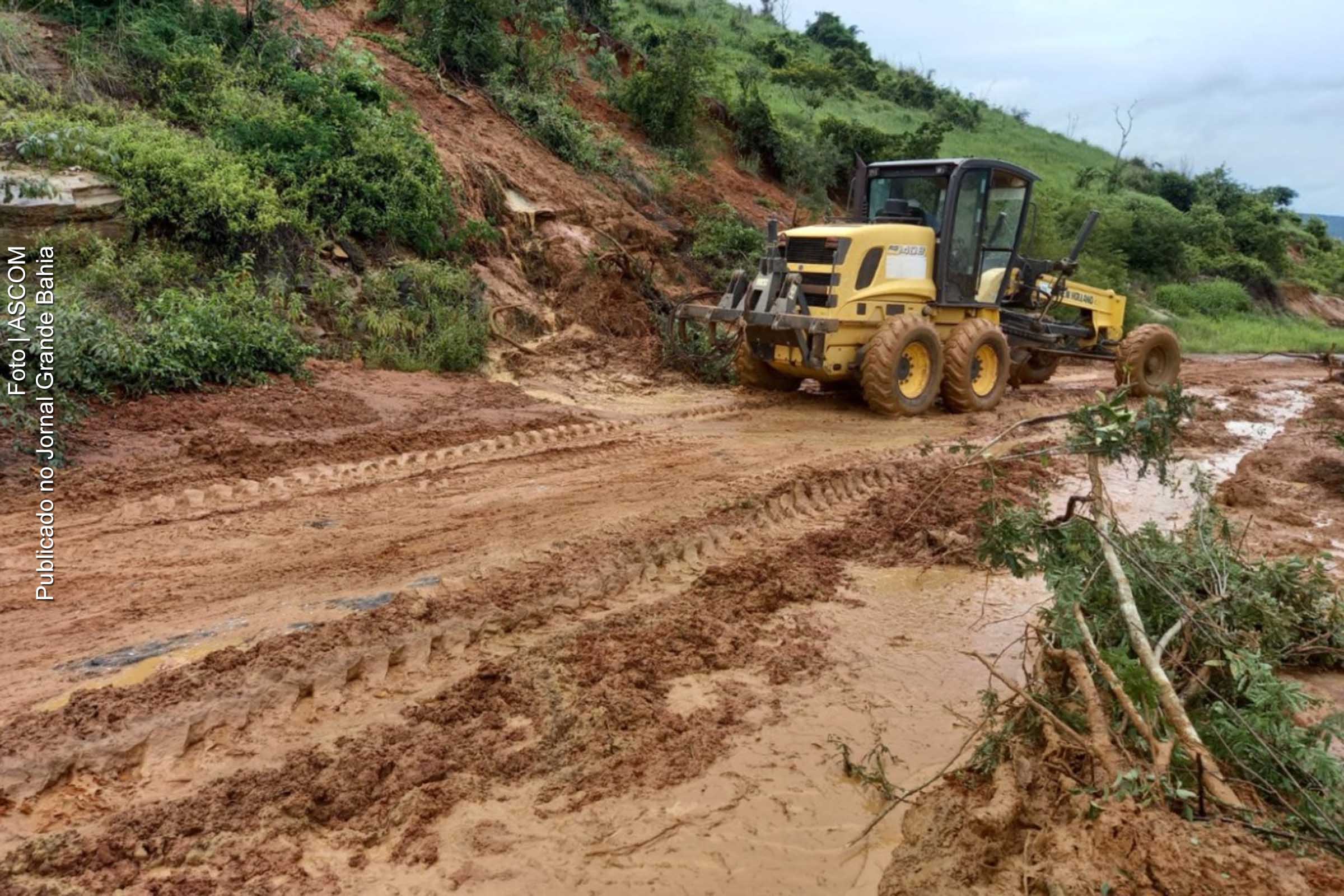 Serviços de limpeza de trecho da Rodovia BA-633, entre Inhobim e Encruzilhada, são realizados pela Seinfra Bahia.
