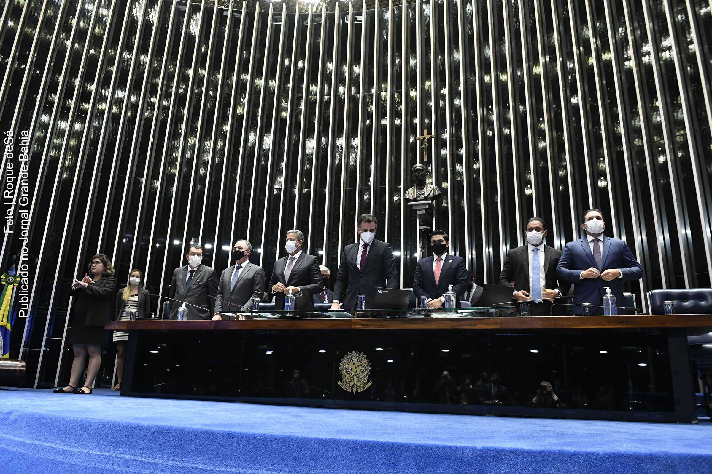 Promulgação da Emenda Constitucional 113, oriunda dos trechos consensuais da PEC dos Precatórios; modificações do Senado serão incorporadas a outra PEC a ser votada na próxima semana.