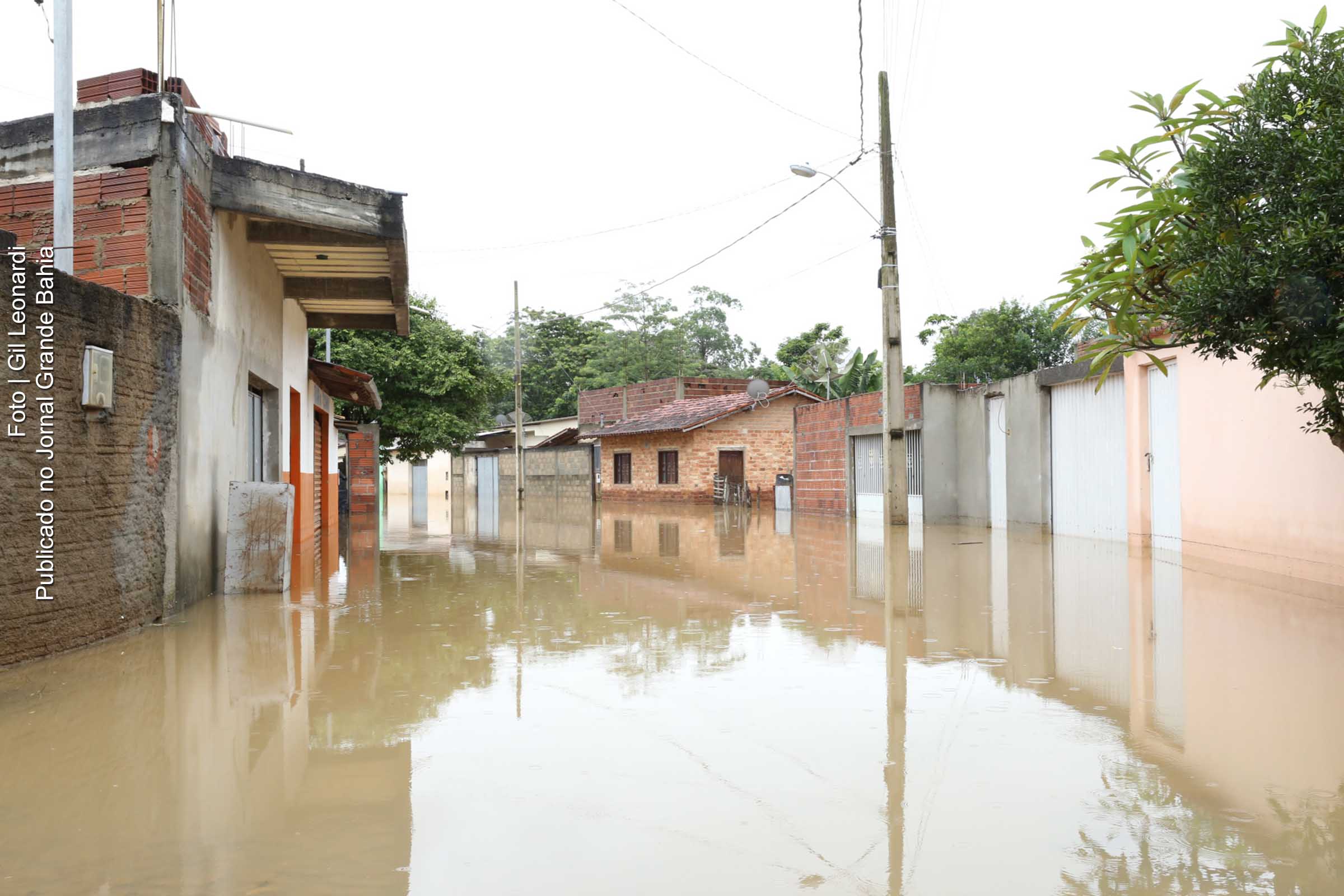 Governador garante assistência a cidades afetadas pelas chuvas nos vales do Mucuri e Jequitinhonha.