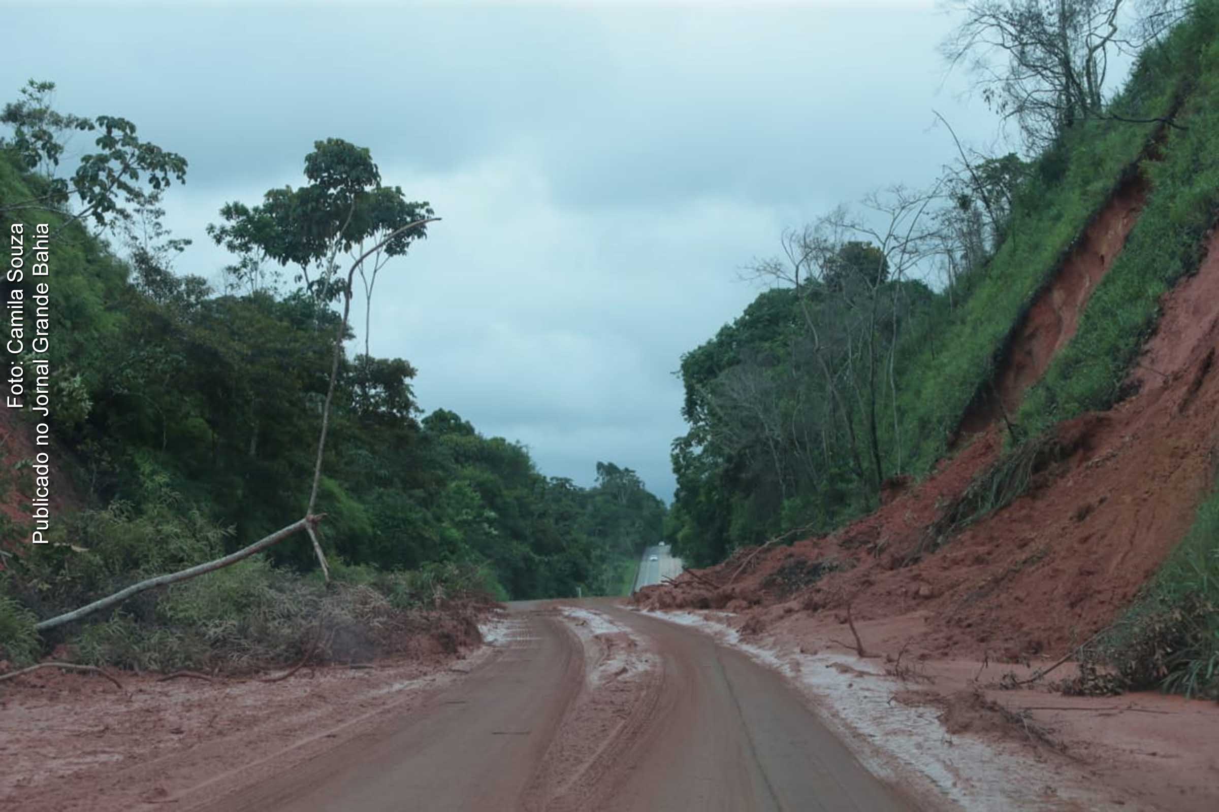 Trecho da Rodovia BR-101, entre Gandu e Teolândia, danificado pelas chuvas de novembro e dezembro de 2021. Governador Rui Costa apela por recursos da União para que sistema viário seja recuperado com brevidade.