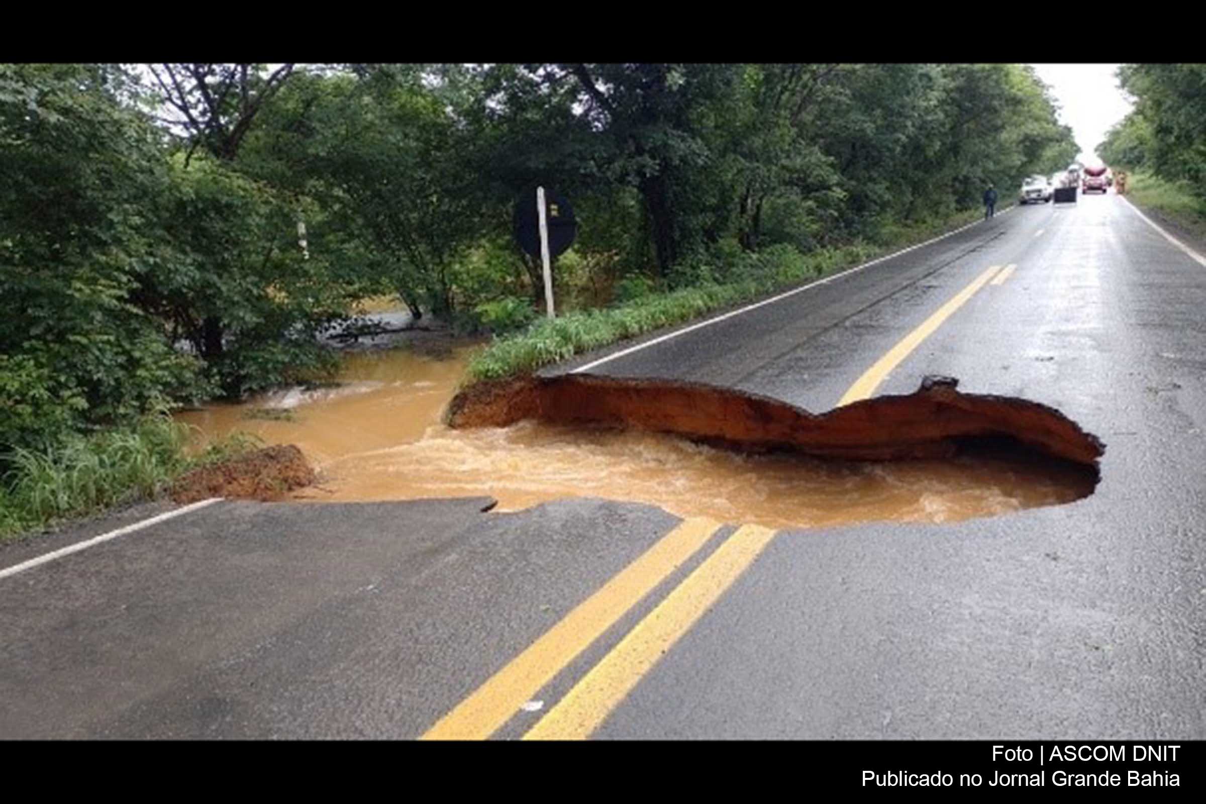 recho totalmente interditado da BR-349, na altura do km 831, entre Bom Jesus da Lapa e Santa Maria da Vitória, na Bahia.