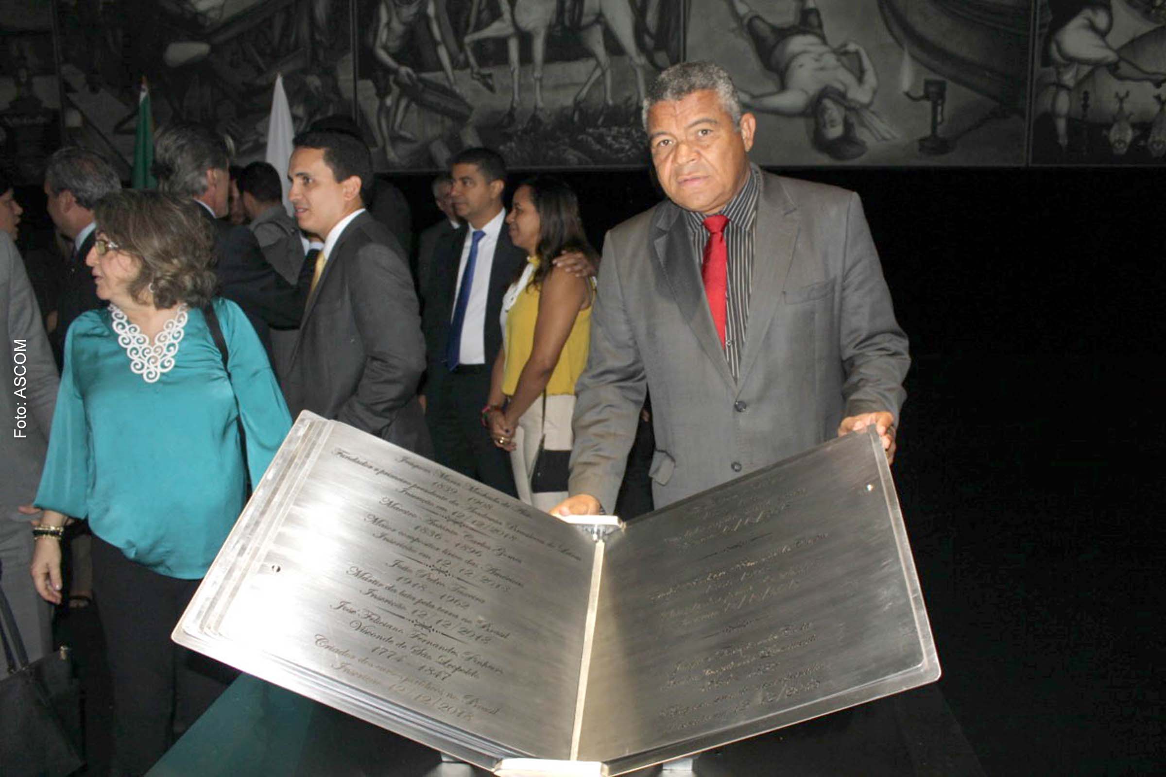 Valmir Assunção é um dos autores do projeto de lei, que foi apreciado e teve parecer favorável da parlamentar Jandira Feghali.