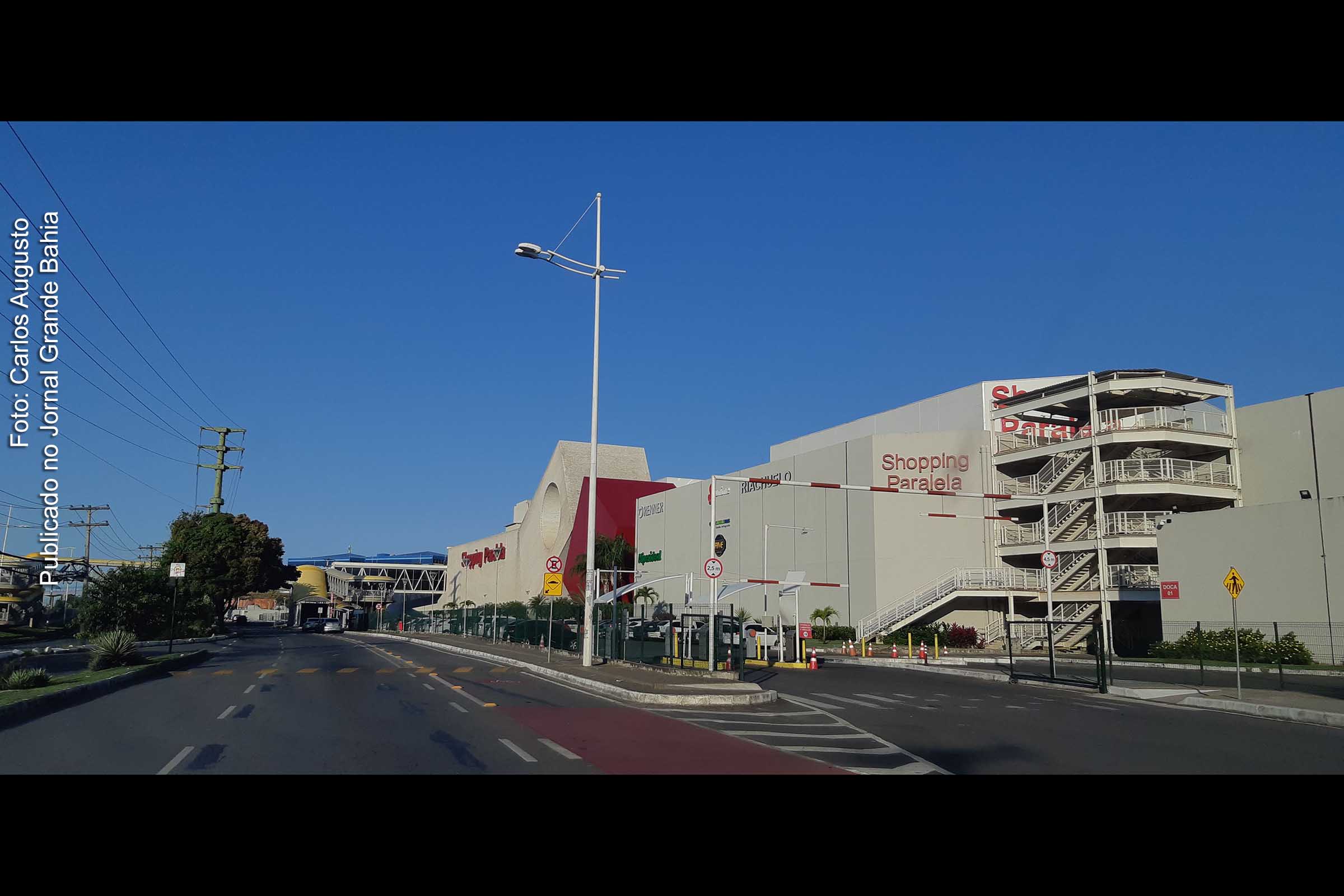 Vista externa do Shopping Paralela, em Salvador.
