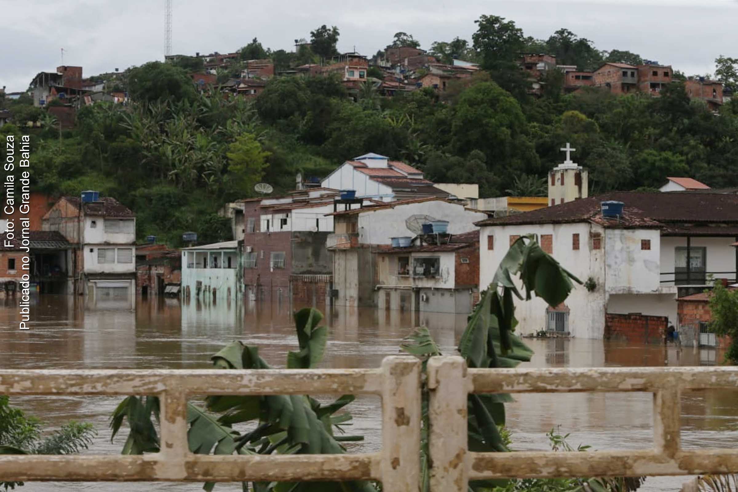Vista parcial da cidade de Teolândia afetada pelas chuvas.