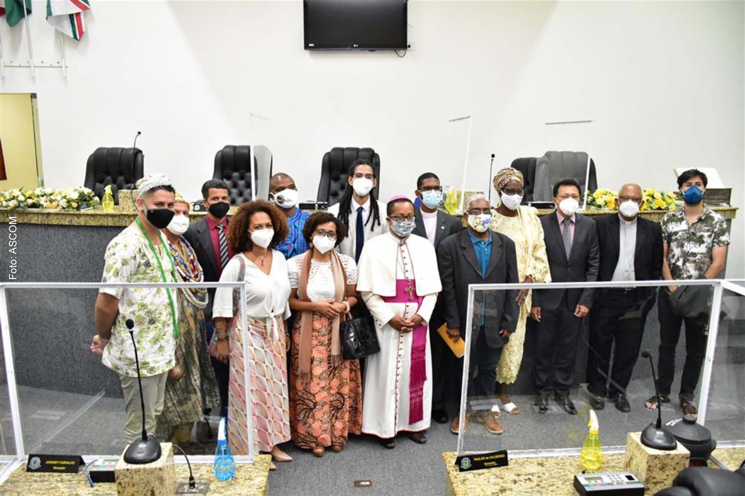Representantes de instituições públicas, religiosas, sociais e culturais se apresentaram no plenário em uma noite de debates sobre o direito de escolha da crença.