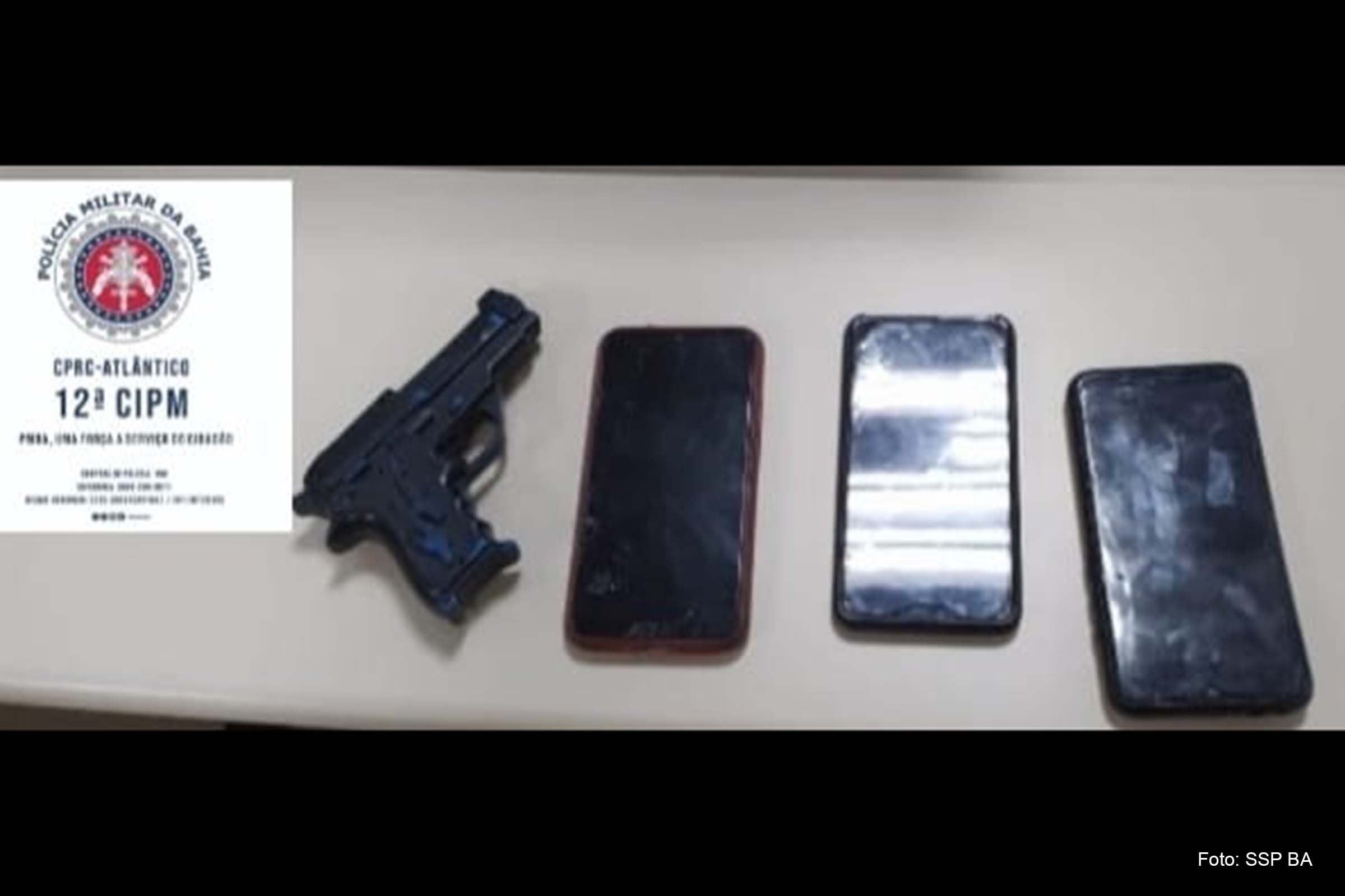 Em dez minutos, guarnições identificaram e capturaram um homem e um adolescente no bairro do Rio Vermelho.