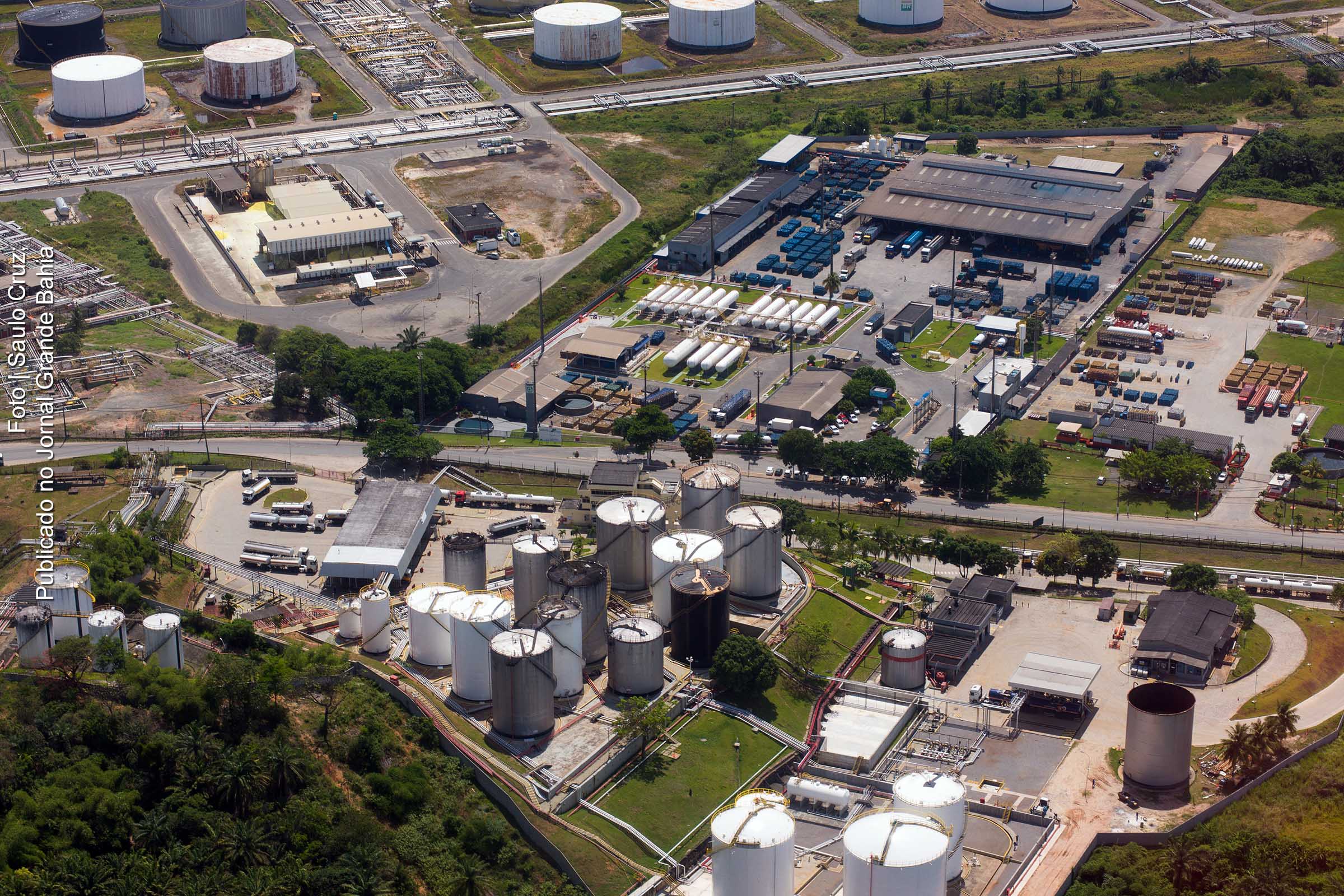 A Acelen, atual operadora da Refinaria Mataripe, não estaria cumprindo o Decreto Estadual Nº 20.852 de 04 de novembro de 2021, que dispõe sobre o congelamento do ICMS da gasolina e do diesel pelo período de 01/11/2021 a 31/01/2022. O presidente do Sindicombustíveis Bahia, Walter Tannus Freitas, diz que a Acelen apresenta justificativa interpretativa em desacordo com o decreto, resultando em valores adicionais, encarecendo o custo dos produtos para os consumidores.