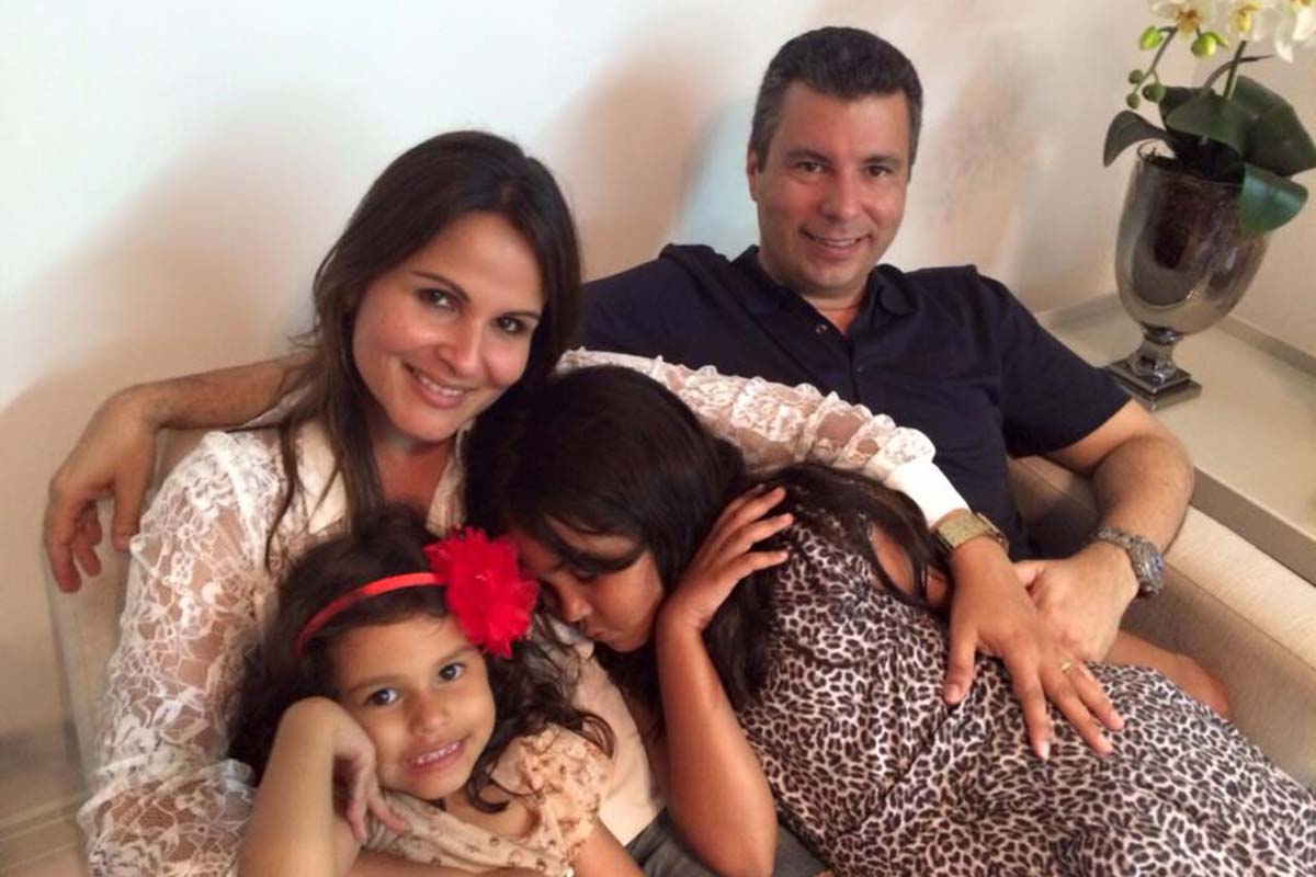 O empresário da publicidade André Mascarenhas e Lorena com as filhas.