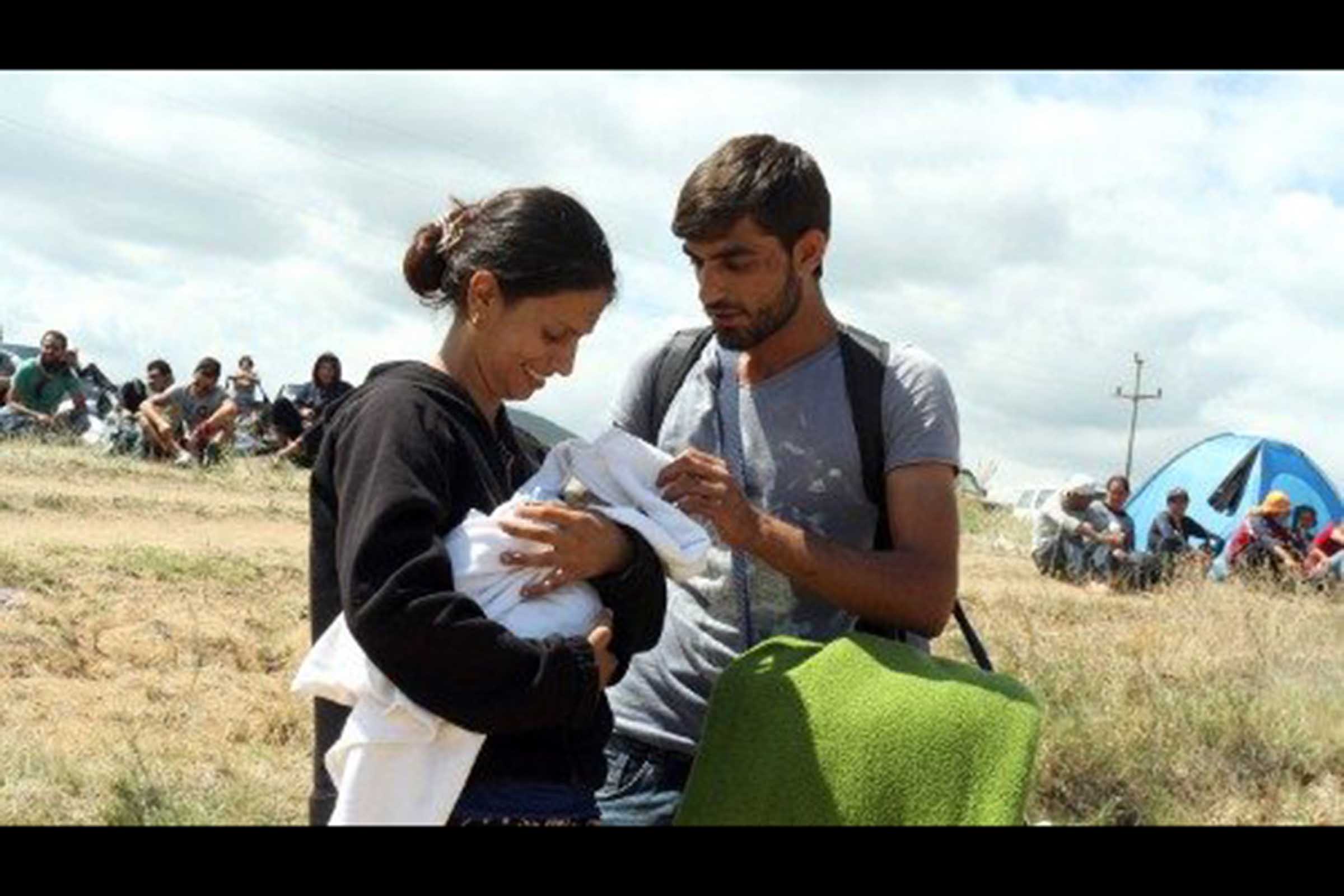 Casal sírio num campo de refugiados na fronteira entre Sérvia e Macedônia.