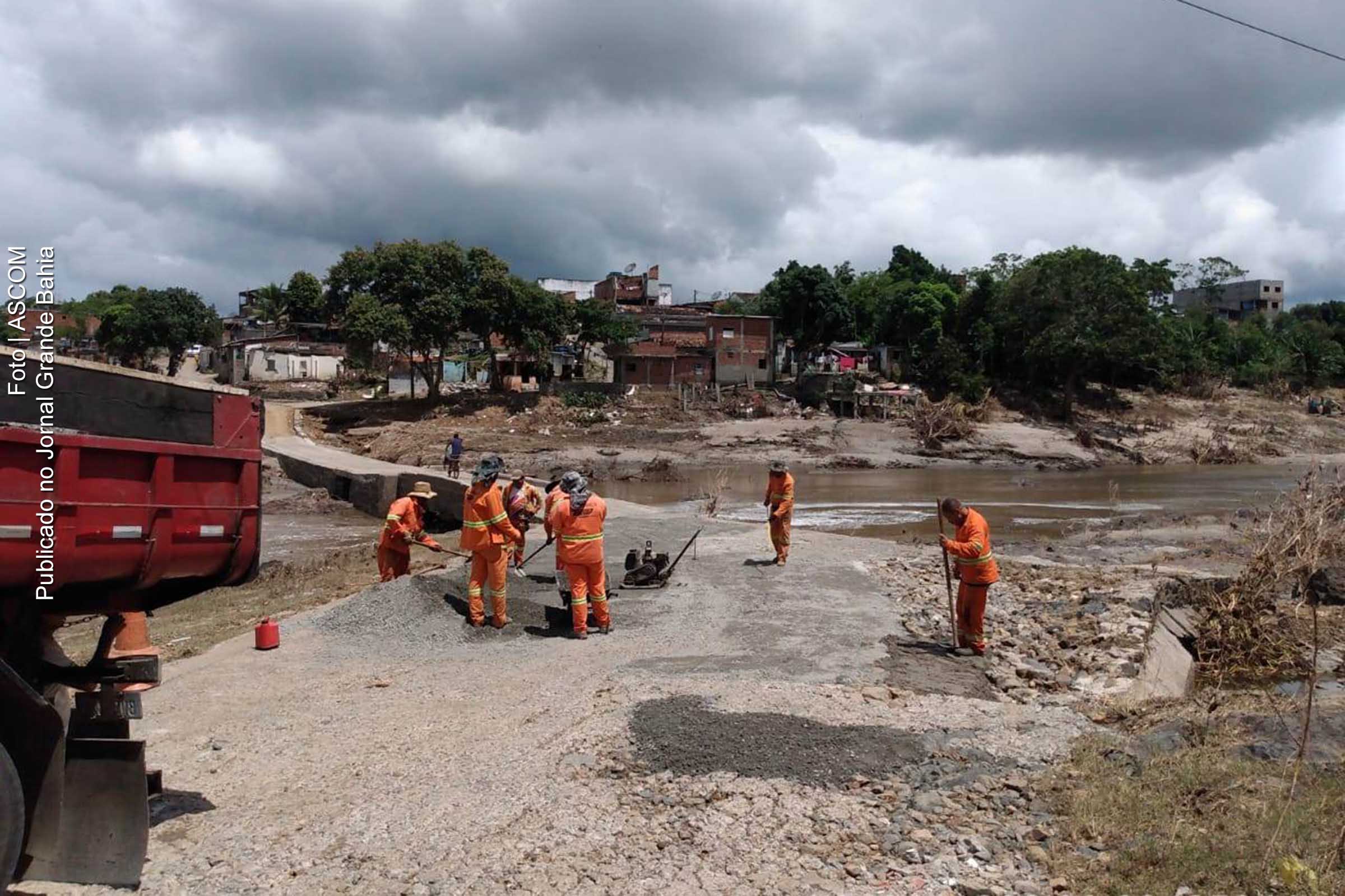 Equipes atuam no reparo de rodovias da Bahia, após chuvas de novembro e dezembro de 2021.