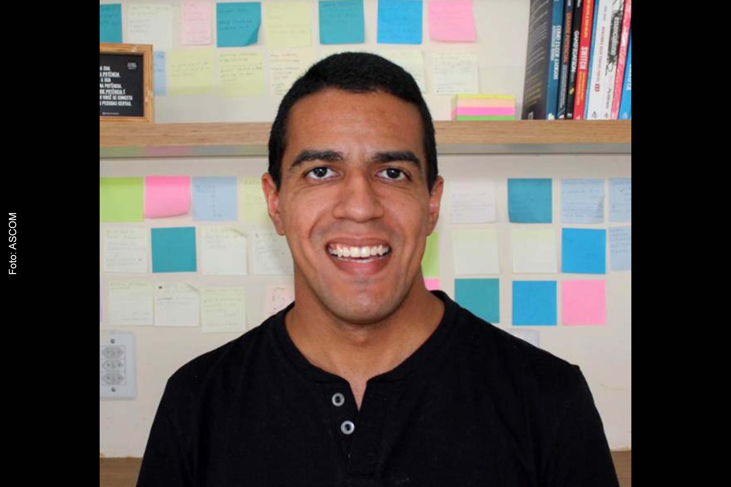 Farmacêutico Lucas Silva orienta sobre os riscos que a automedicação representa.