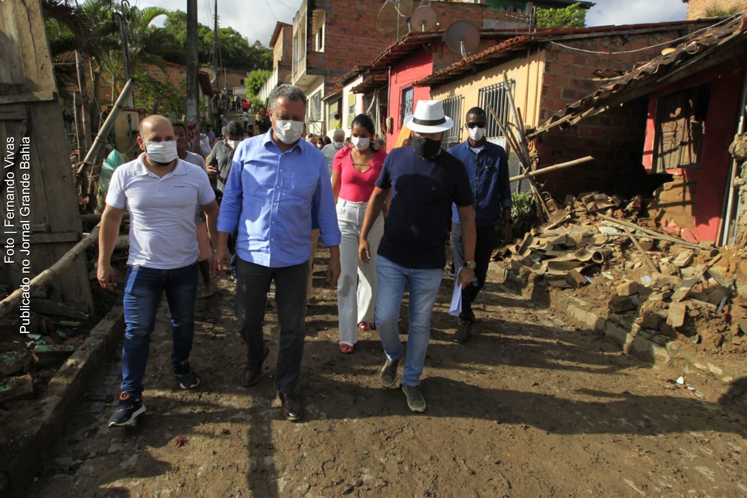 Governador Rui Costa caminha ao lado de membros da comunidade e recebe relatos da tragédia decorrente das chuvas de novembro e dezembro de 2021.