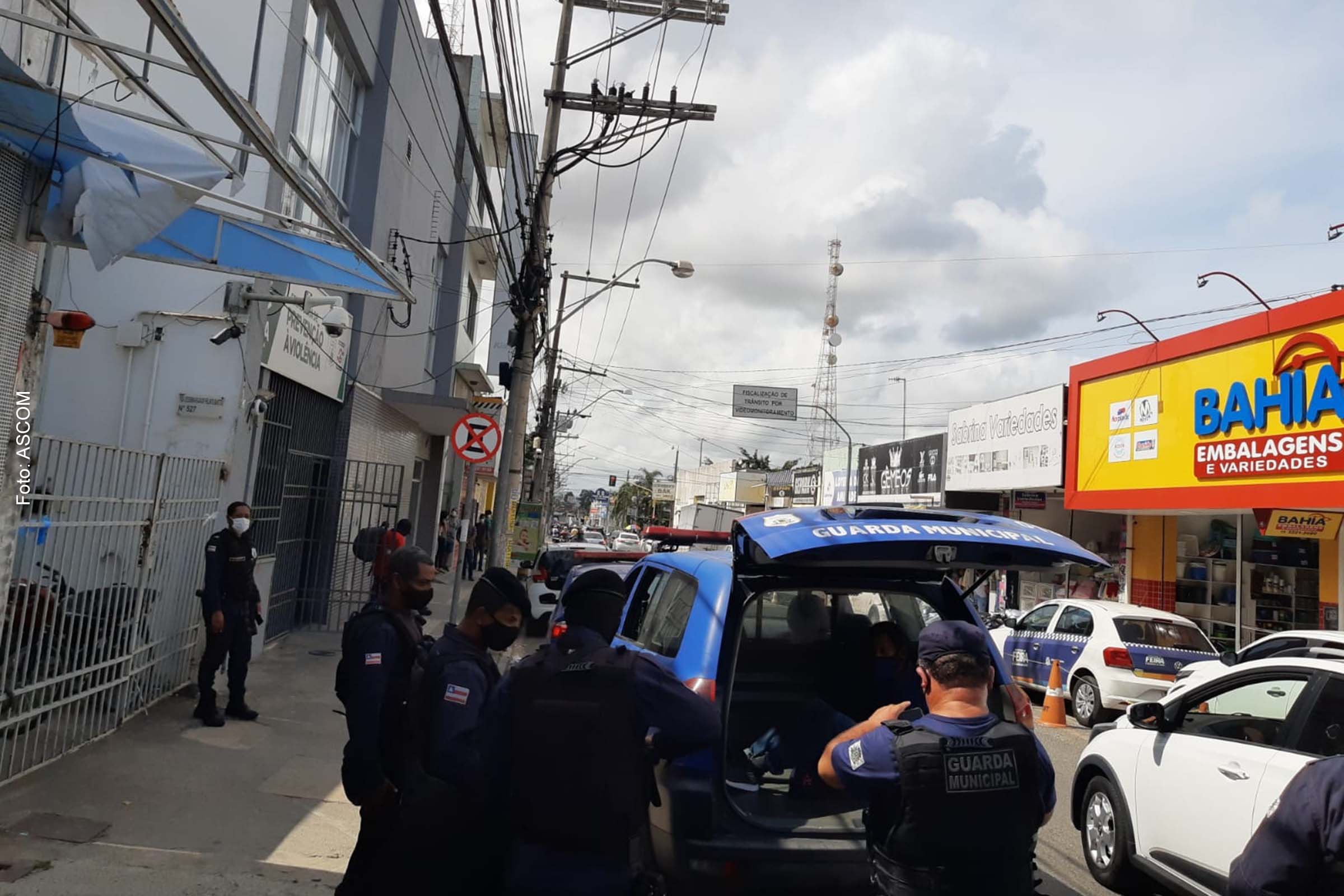 Por volta das 8h55, um indivíduo entrou em um estabelecimento e ordenou os funcionários a entregarem os pertences sob ameaças.