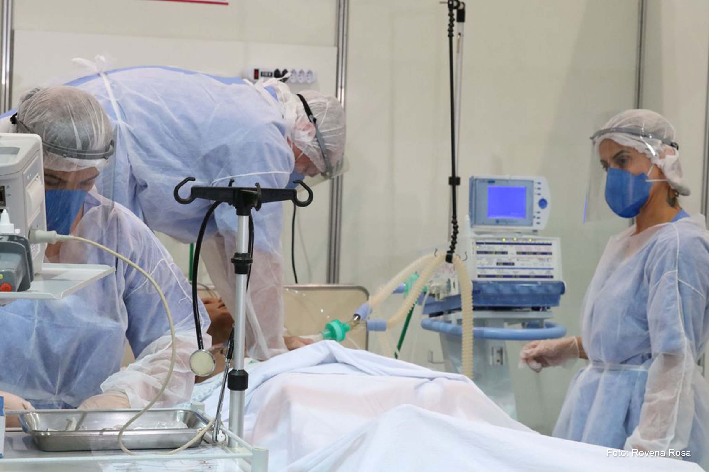 Médicos que trabalham em unidades básicas de saúde reivindicam a contratação de mais profissionais e o pagamento de horas extras.