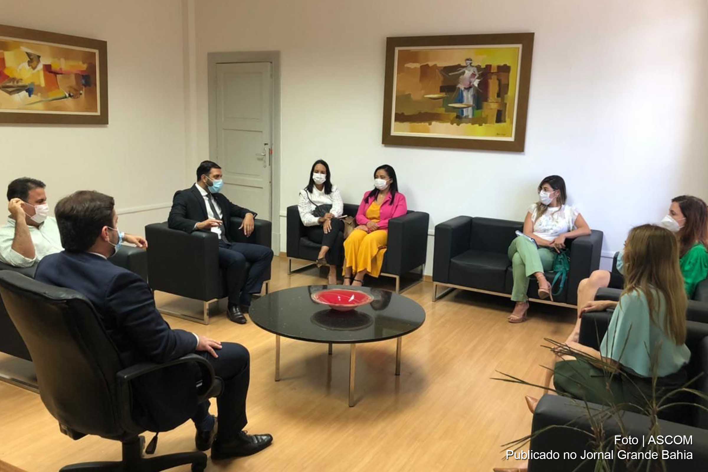 Membros da direção da OAB Bahia e representantes da Subseção Feira de Santana participam de reunião.