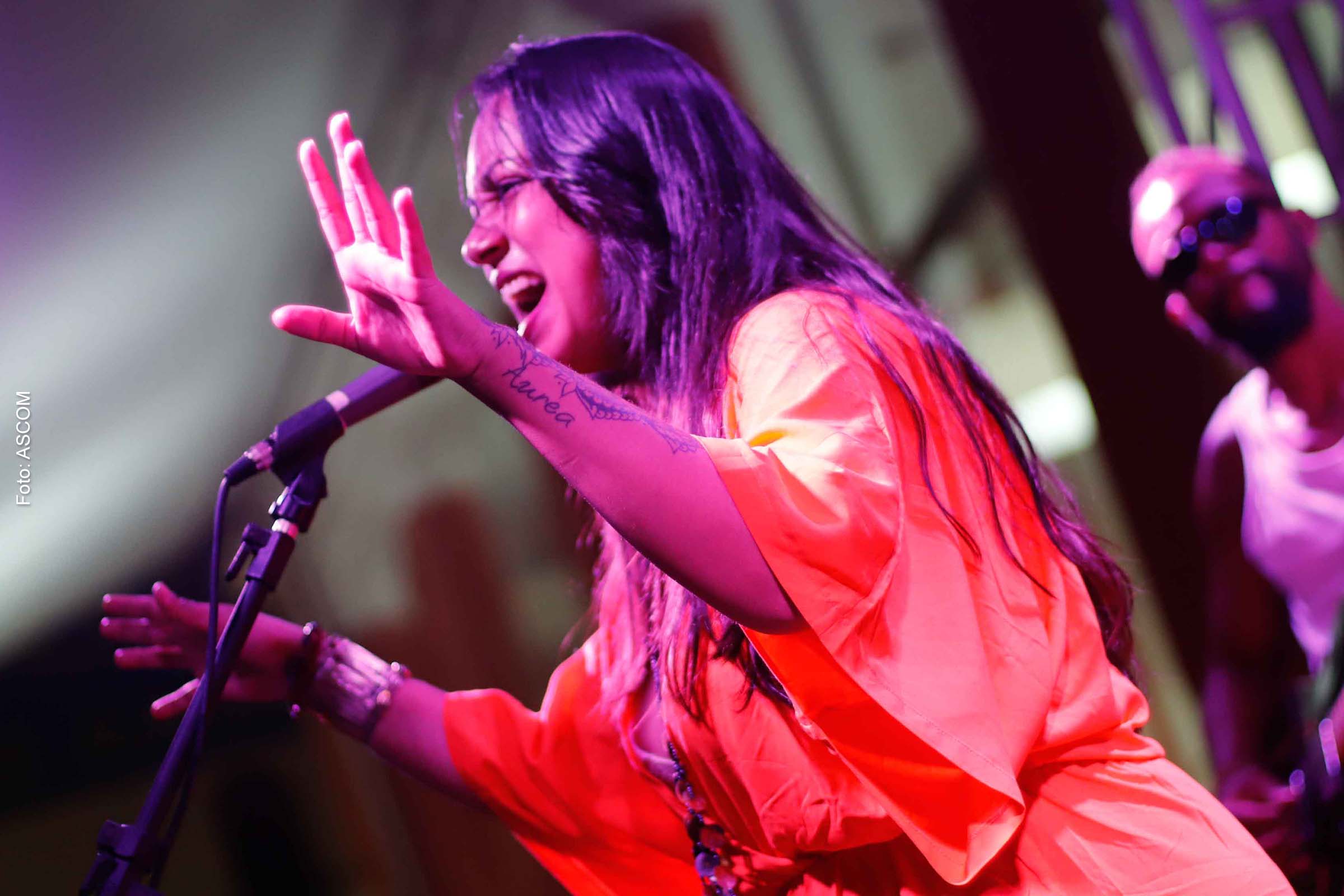 Cantora Noemi se apresenta na Casa da Mãe, no Bairro Rio Vermelho.