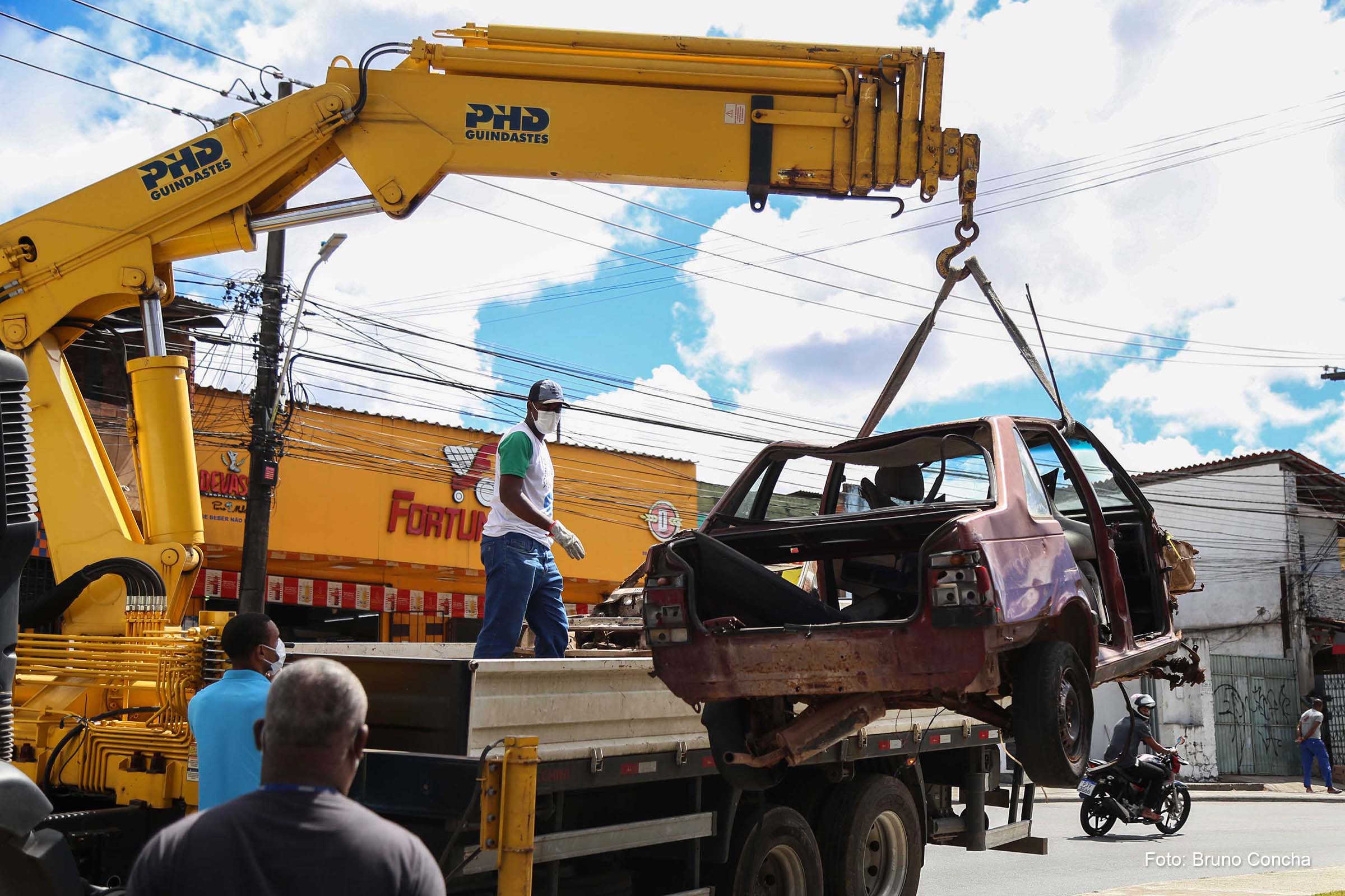Operação Sucata Zero retomou as atividades com a remoção de 13 sucatas de automóveis de vias públicas de Salvador.