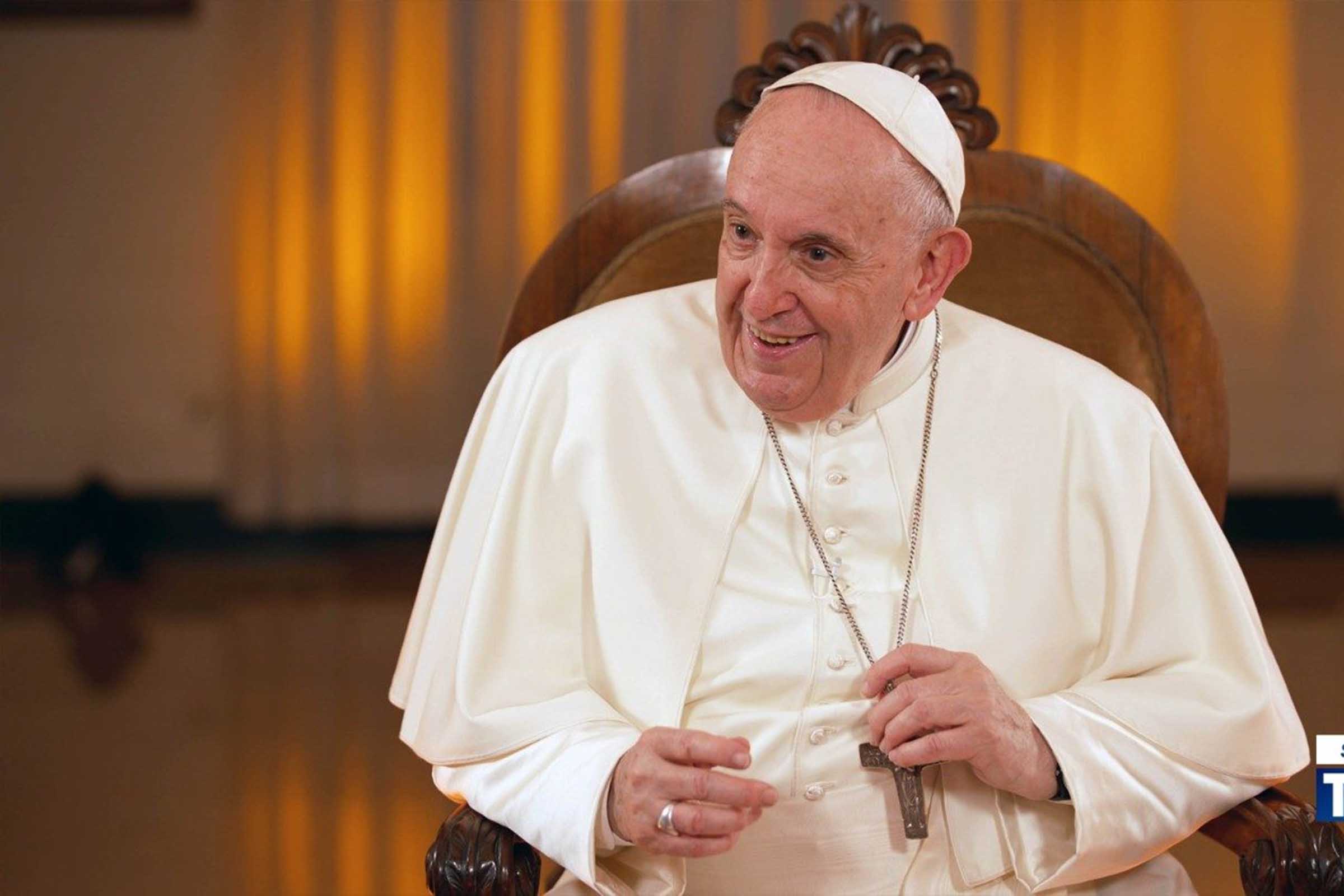 "O Verbo se fez carne e habitou entre nós", é a frase do Evangelho de João que o Papa Francisco refletiu no Angelus deste domingo, 2 de janeiro na Praça São Pedro e sugeriu refletirmos diante do presépio sobre os nossos problemas, pedindo ajuda a Deus.