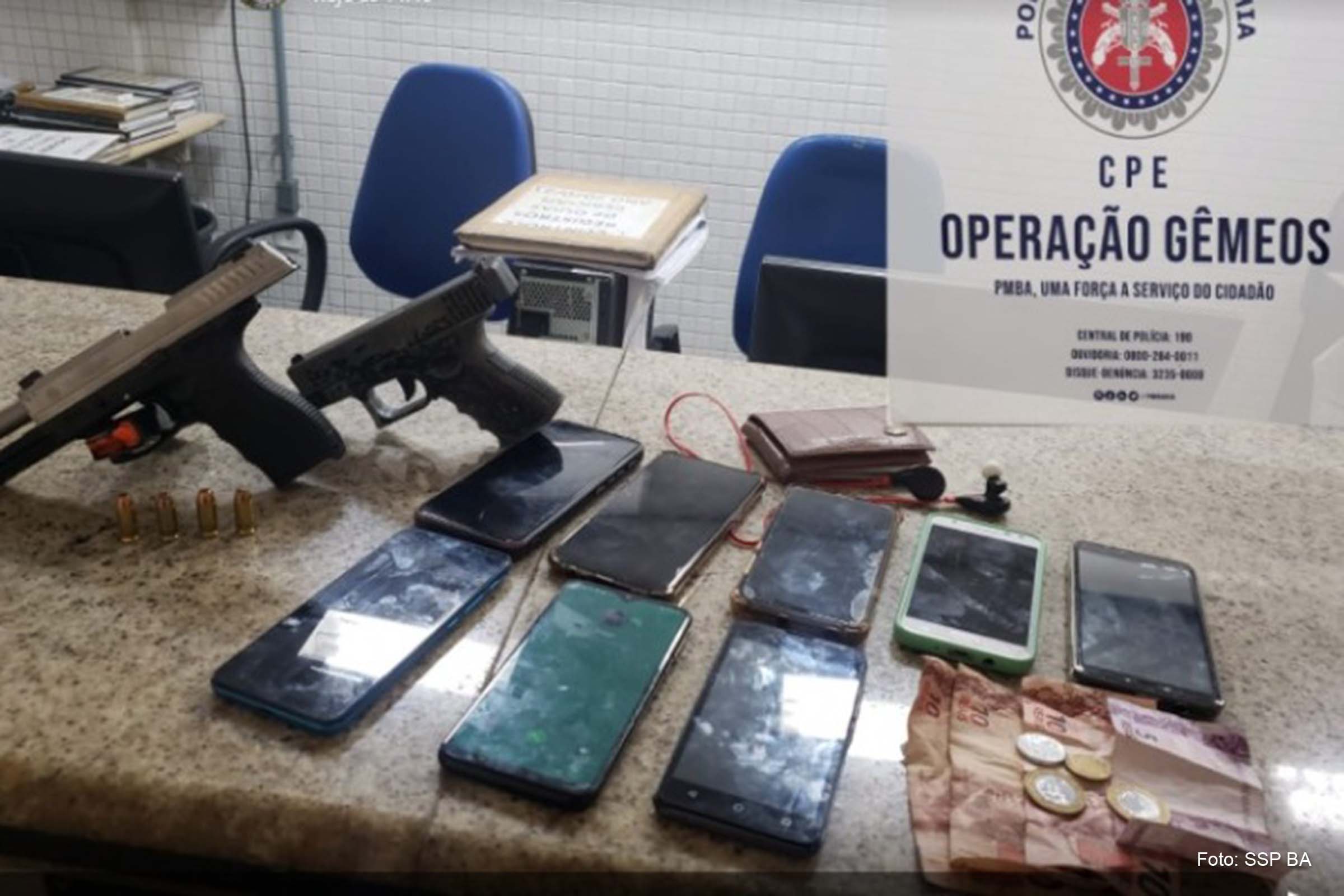 Pistola taurus, calibre 40, e um simulacro foram apreendidos por guarnições da Operação Gêmeos.