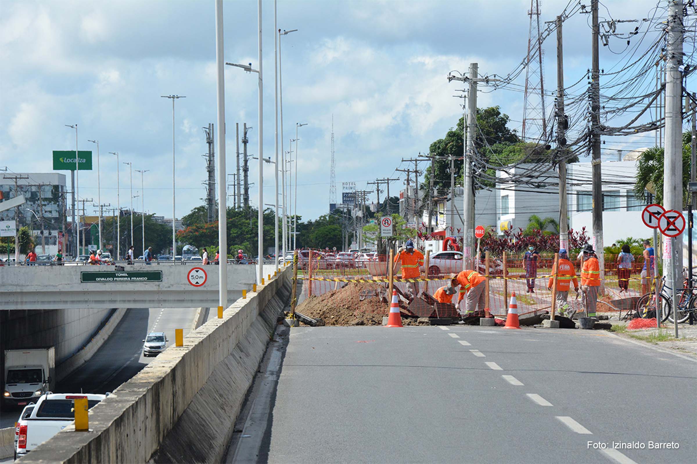 Prefeitura de Feira de Santana está executando um serviço de drenagem na Avenida Maria Quitéria, próximo ao Viaduto Edvaldo Pereira Franco.