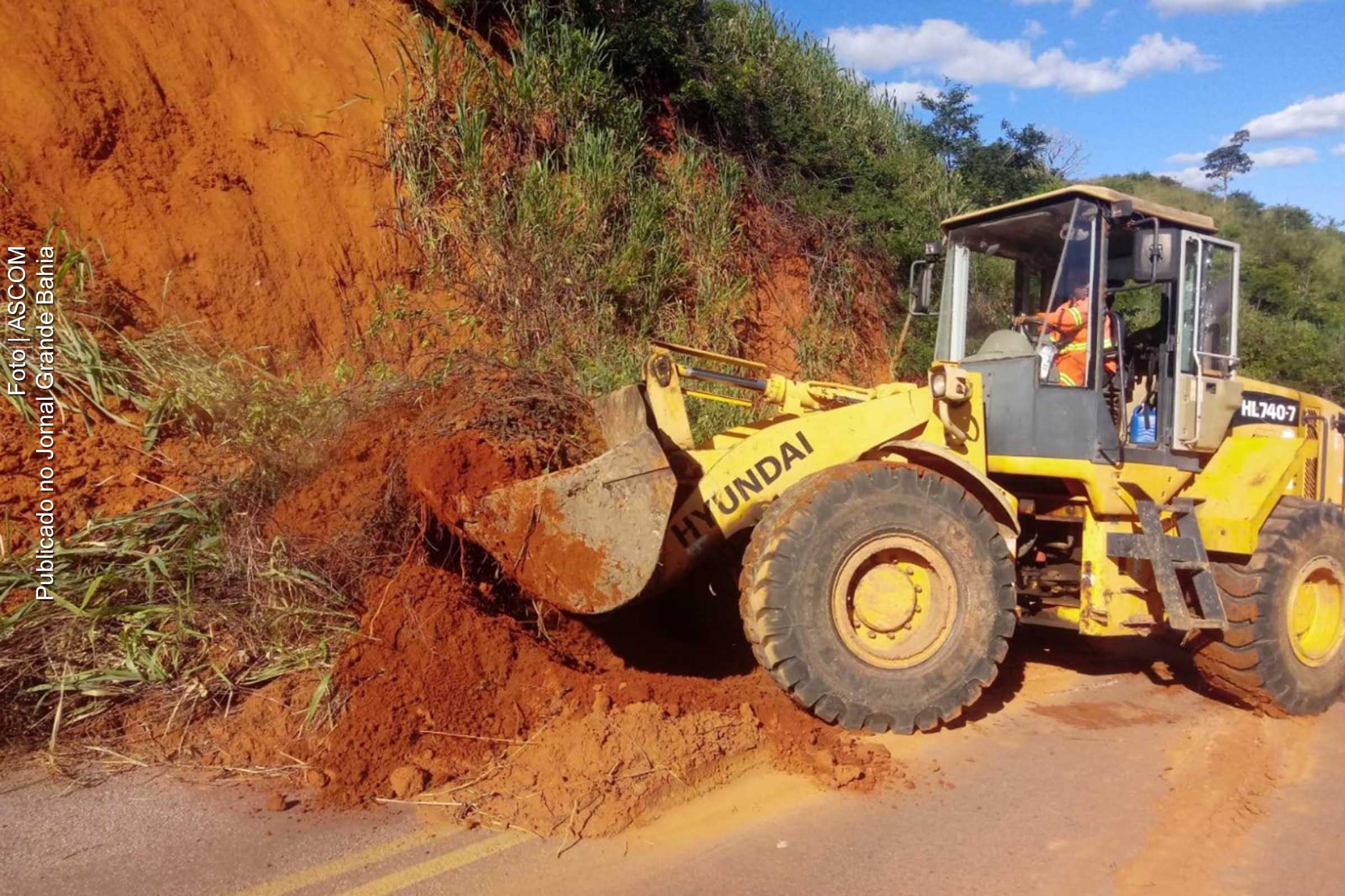 Serviços de limpeza da pista na BA-634, que liga Tomba à Ribeirão do Largo.
