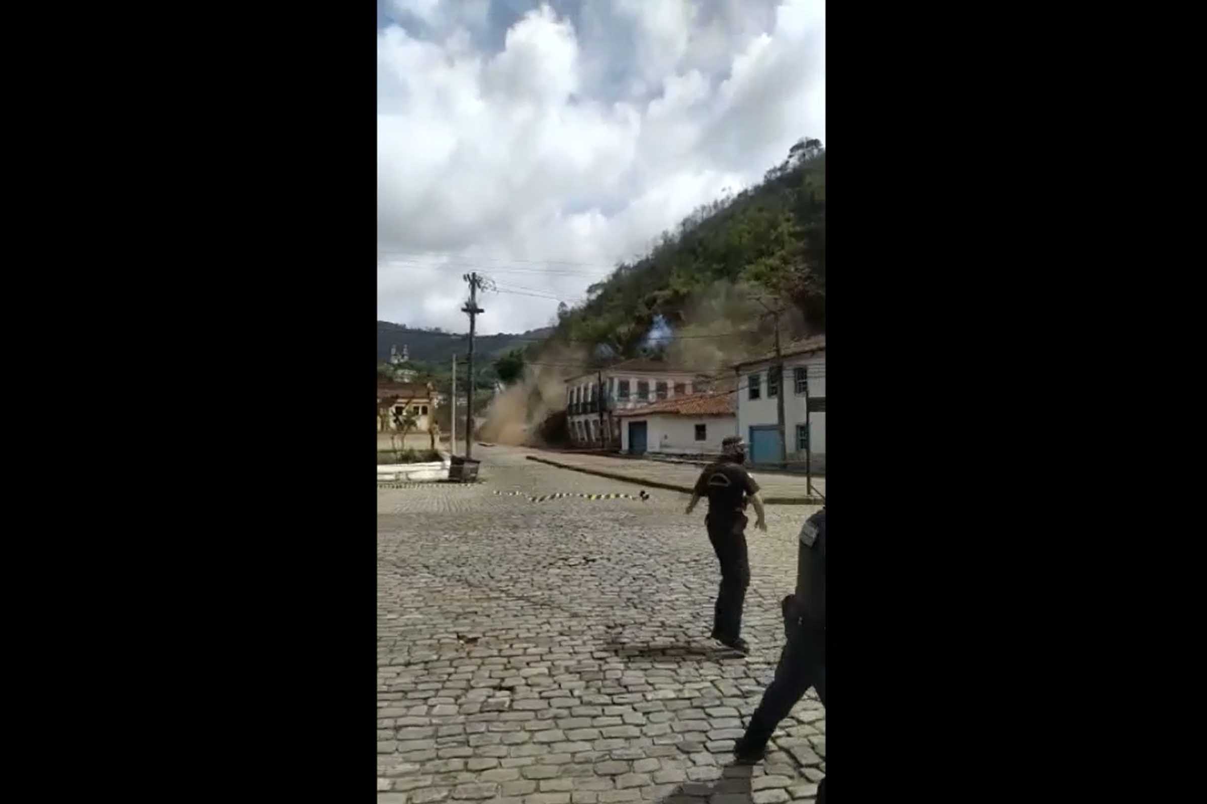 Situado em Ouro Preto, casarão do século XIX foi destruído com desmoronamento de parte do morro.