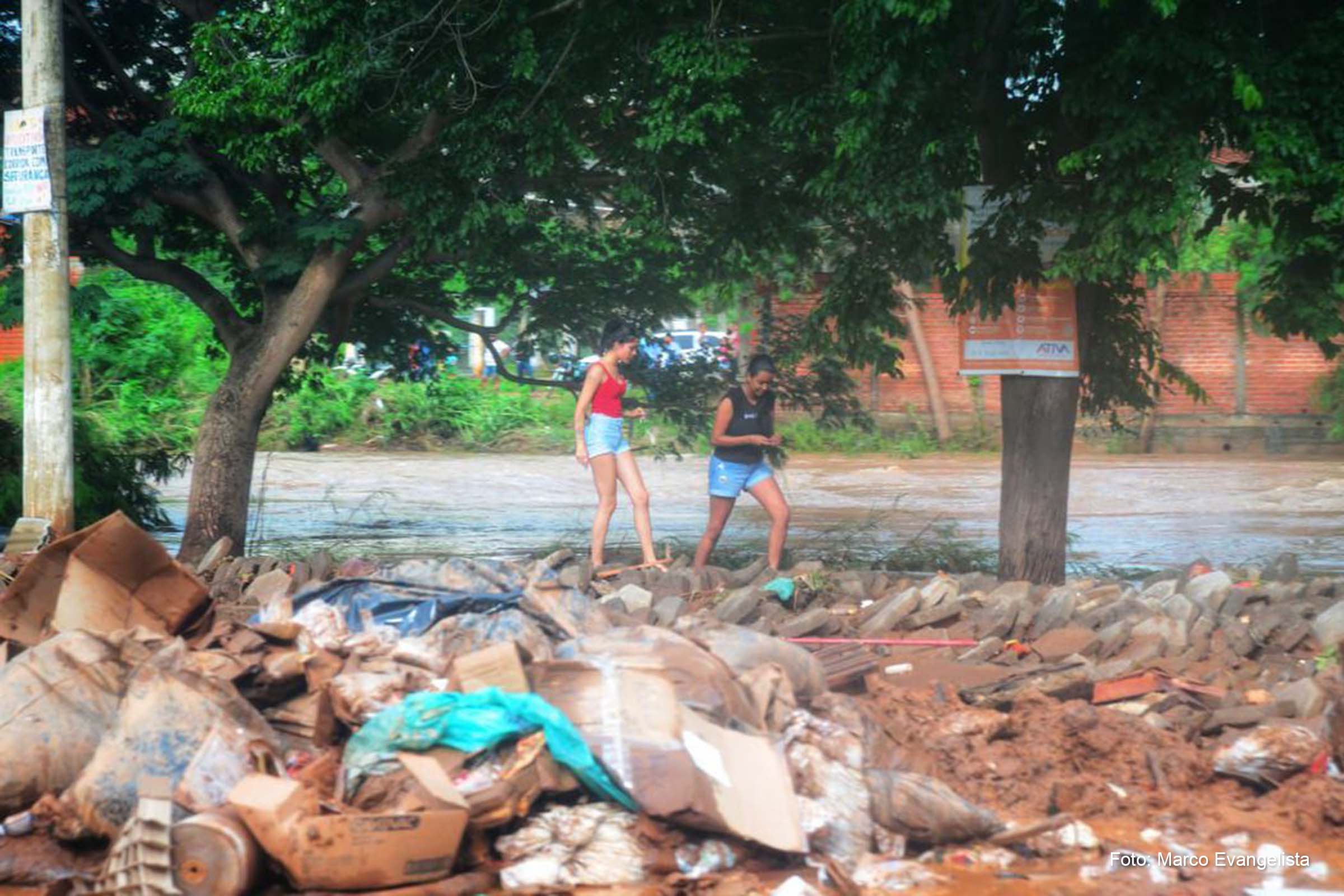 Causas da tragédia ainda estão sendo apuradas, mas autoridades estaduais já anteciparam que parte do paredão rochoso pode ter ruído por efeito da ação das águas.