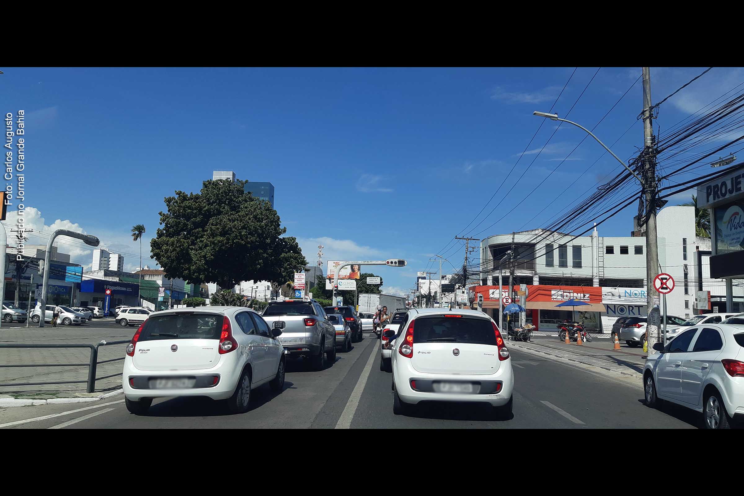 Veículos no centro da cidade de Feira de Santana.