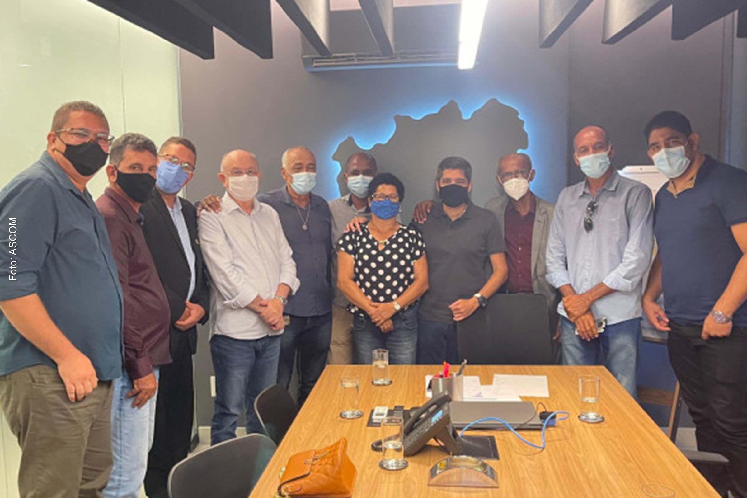 Ao lado do ex-prefeito José Ronaldo, ACM Neto recebeu a visita e apoio de vários vereadores de Santa Bárbara.
