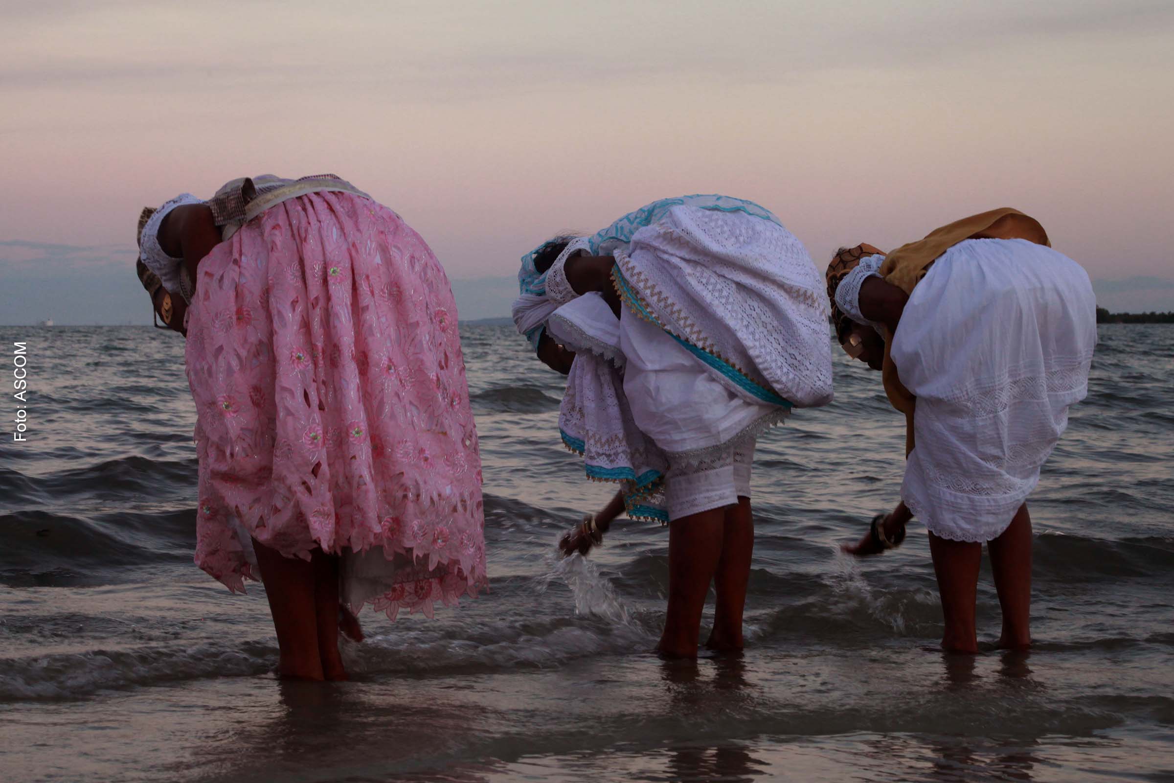 Com fotografia e curadoria do artista Mário Edson, o calendário 2022, intitulado ‘Esperançar’, traz doze imagens de edições e projetos que marcaram os anos.