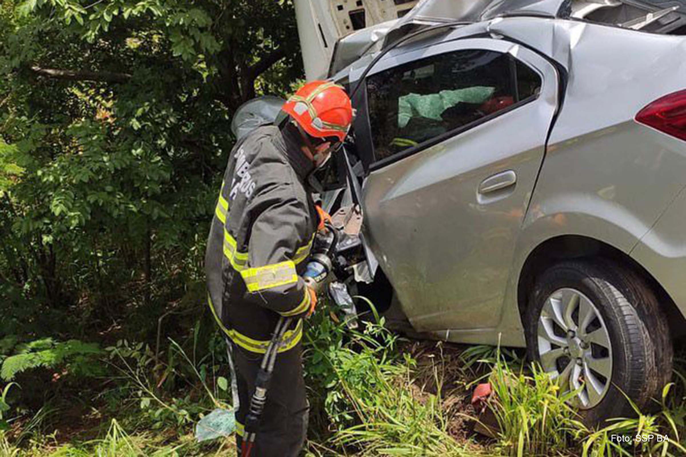 Acidente envolveu um automóvel e uma carreta e o motorista do carro menor não resistiu aos ferimentos.