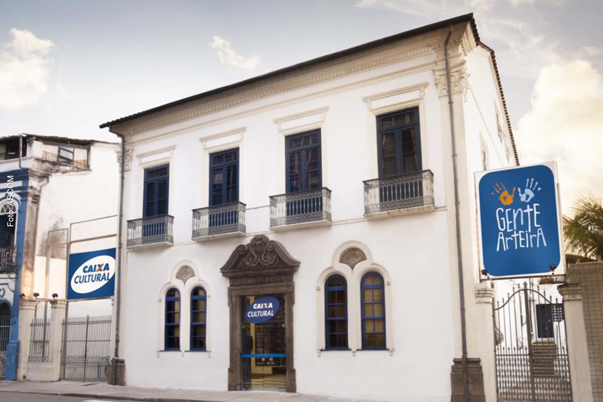 Estão à mostra 15 pinturas e esculturas de artistas baianos e radicados na Bahia, que preenchem a Galeria Arcos, ao lado de poesias sobre a primeira capital do país.