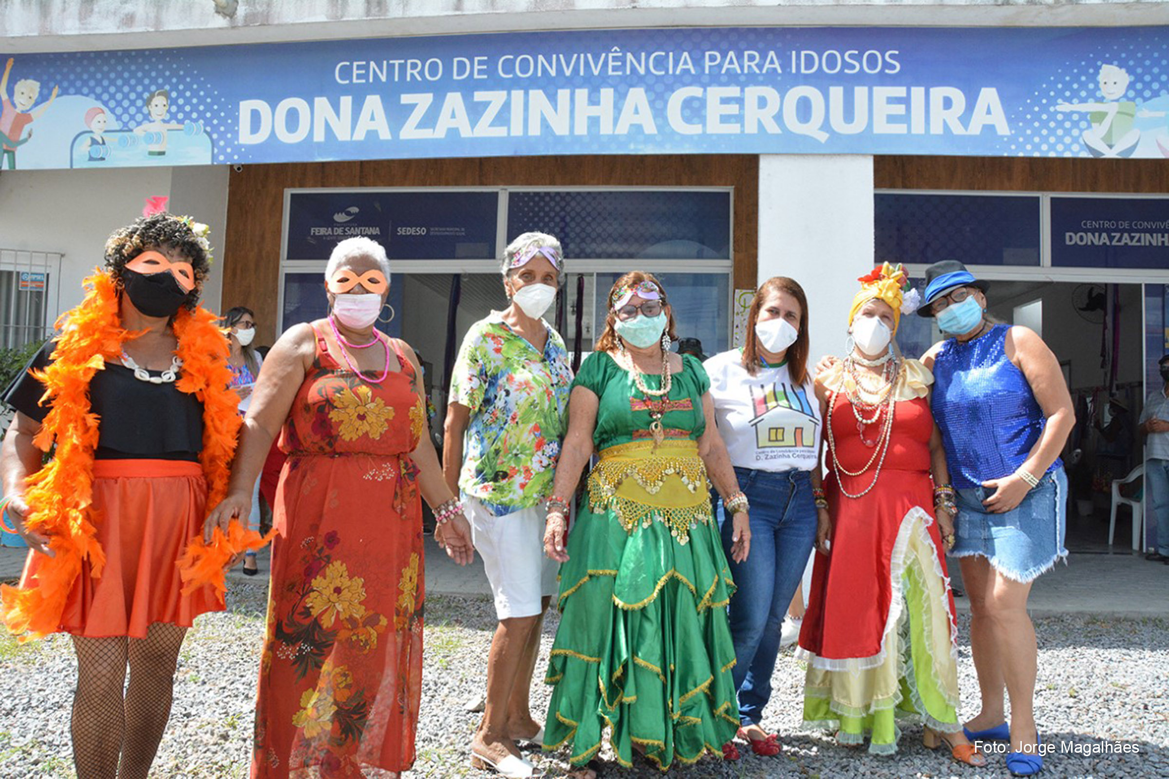 Turma do Centro de Convivência para Idosos Dona Zazinha Cerqueira festejou os 18 anos da instituição com um baile de máscaras.