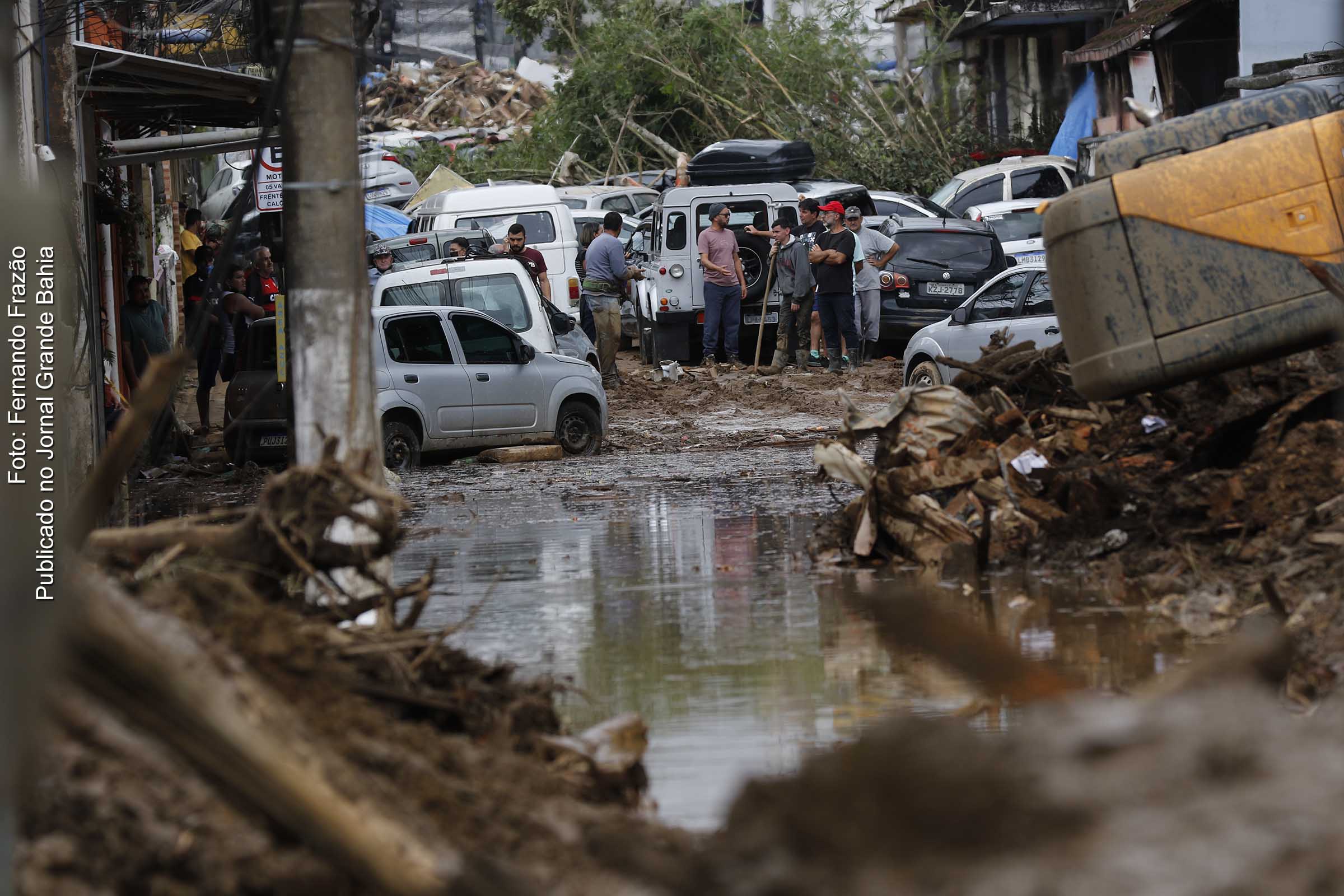 Trabalhos de desobstrução na Rua Teresa, bloqueada pela lama acumulada de deslizamentos de terra durante chuvas em Petrópolis.