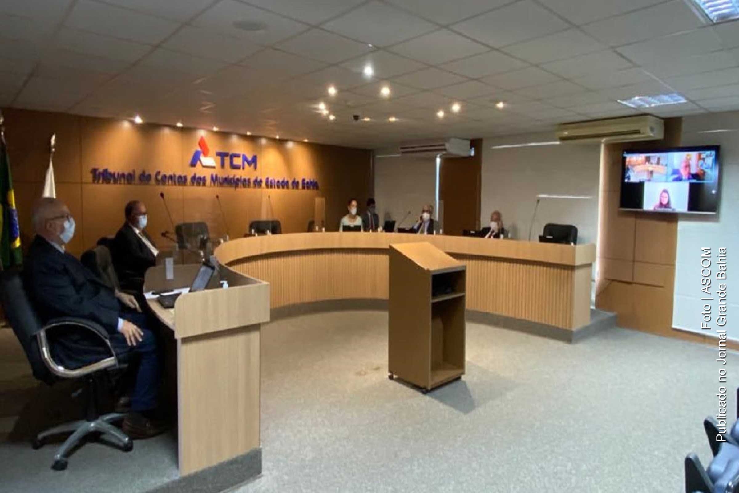 Conselheiros participam de sessão do Tribunal de Contas dos Municípios da Bahia.