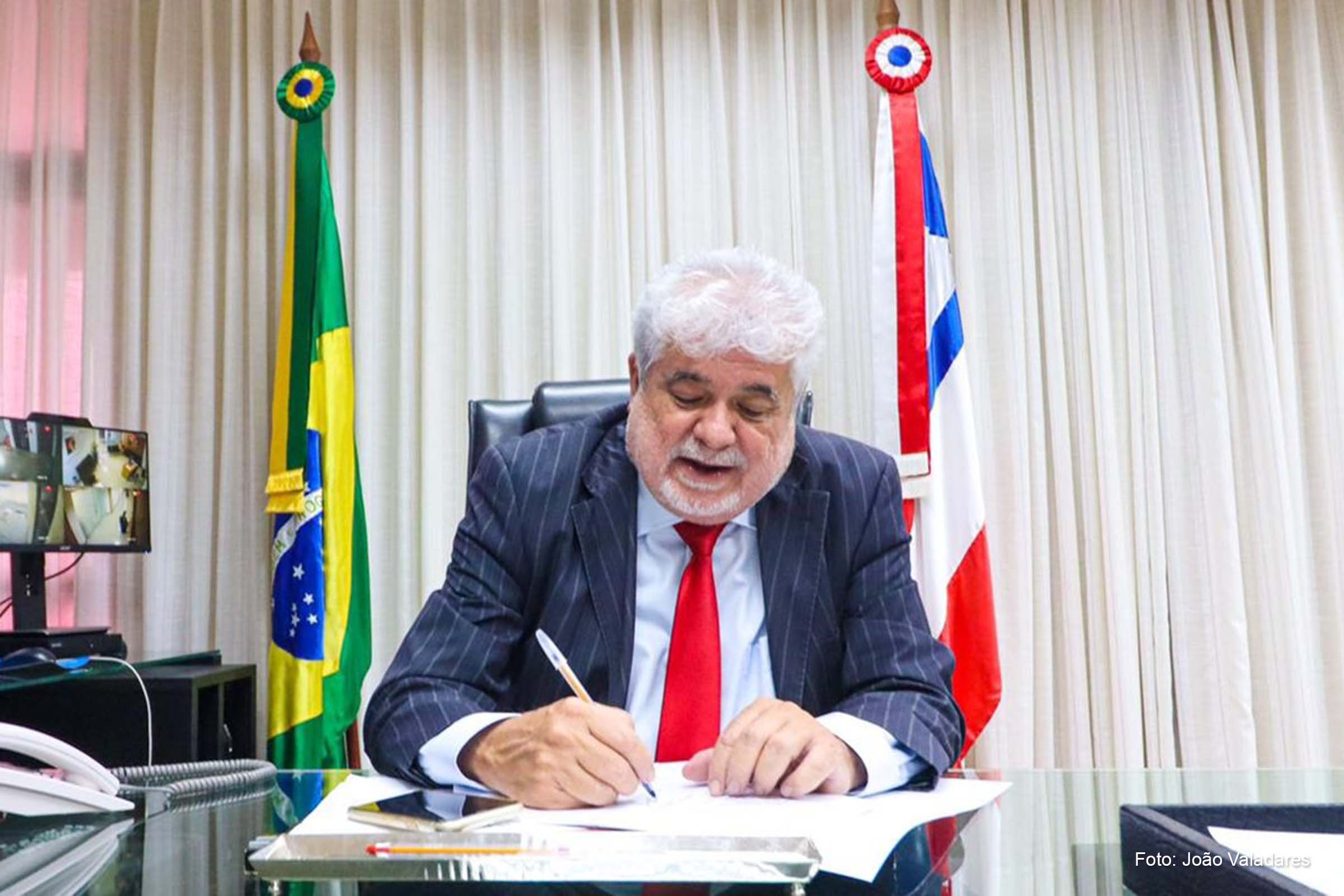 Primeiro vice-presidente tomou posse em razão de viagem ao exterior do deputado Adolfo Menezes.