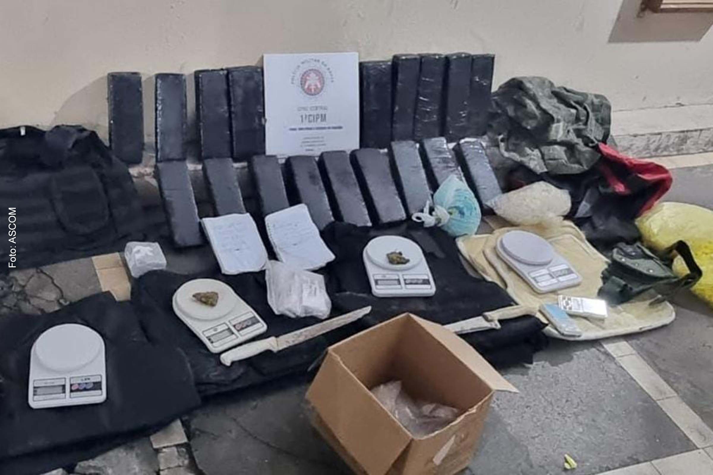 Seis balanças, 4 mil embalagens para armazenar drogas e outros materiais também foram localizados pela 1a CIPM.