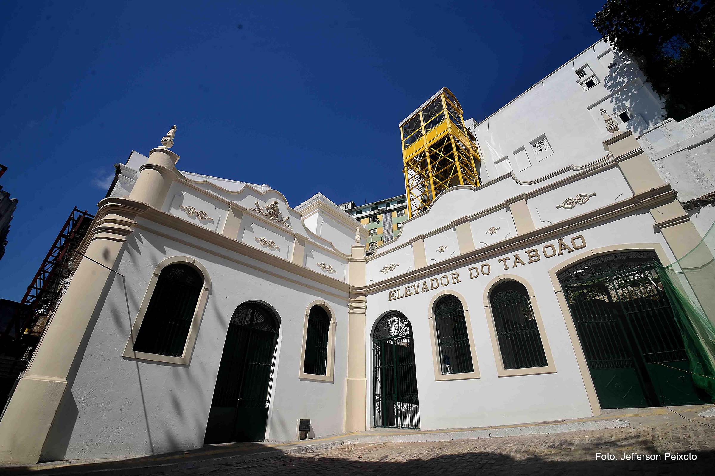 Além de uma das cabines, a iluminação cênica do equipamento também teve a fiação roubada e precisará ser substituída.