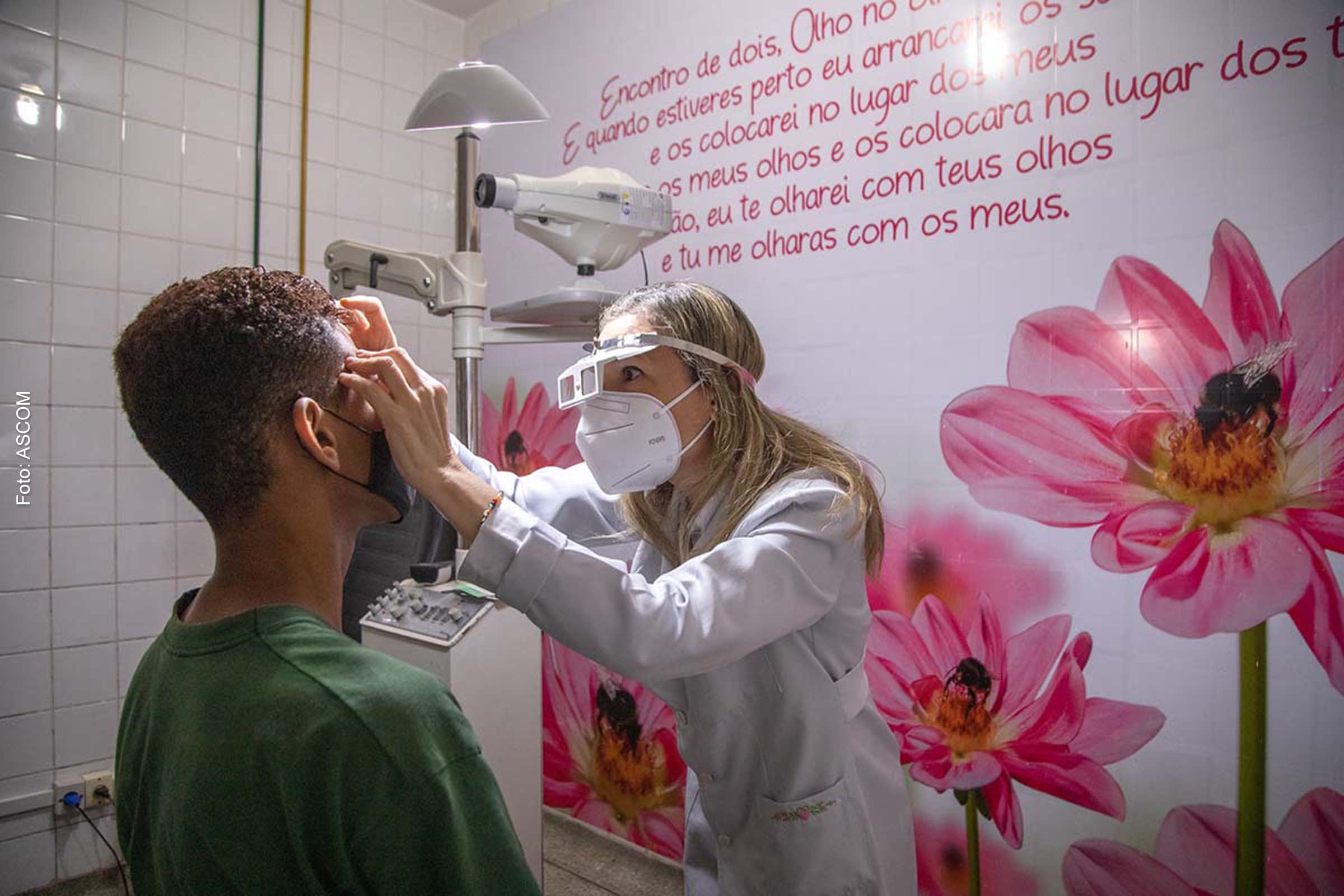 Ardência, lacrimejamento e, em estágios mais evoluídos, dor intensa, fotofobia e perda visual são alguns sintomas da doença.
